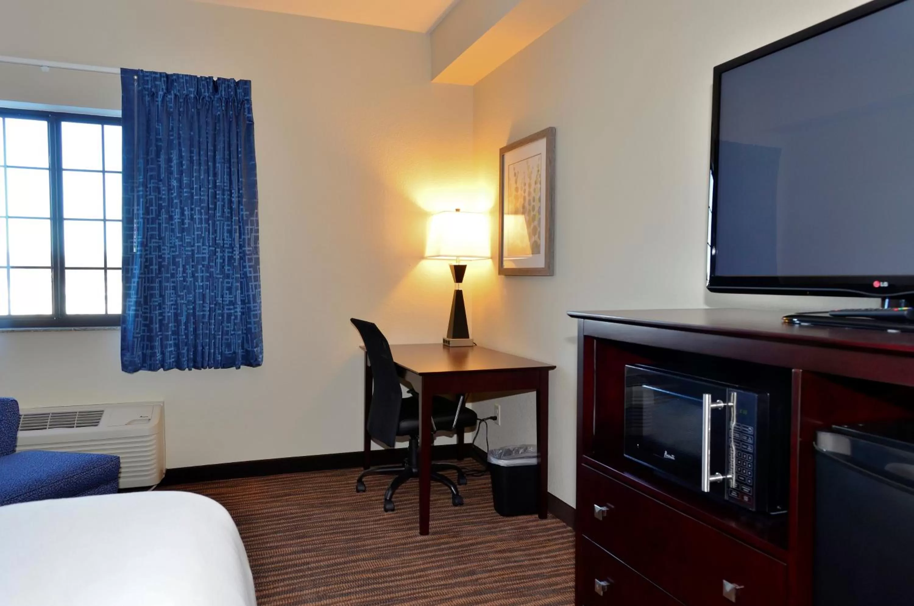 TV and multimedia, Bed in Cobblestone Inn & Suites - Holstein