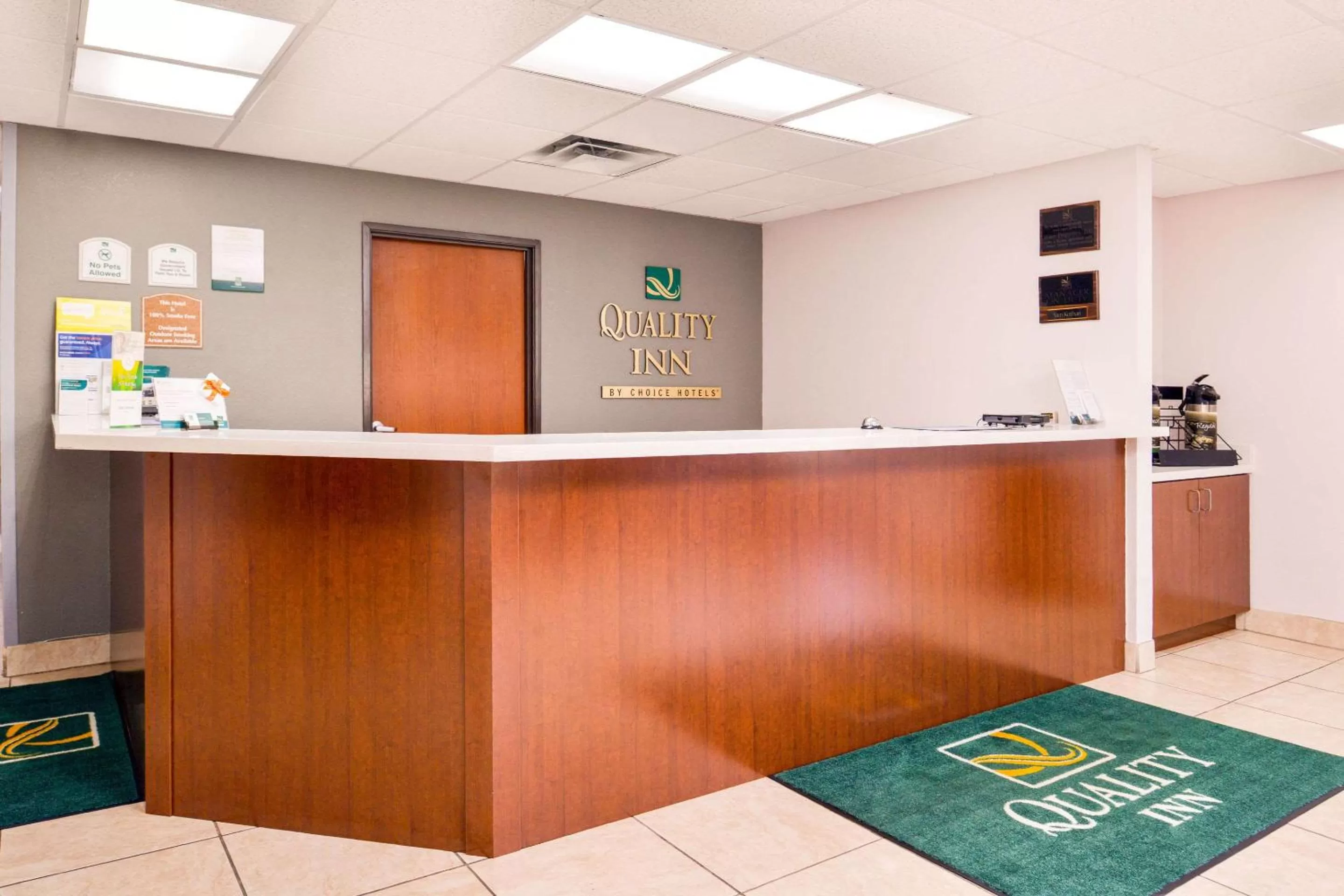 Lobby or reception in Quality Inn Joplin I-44
