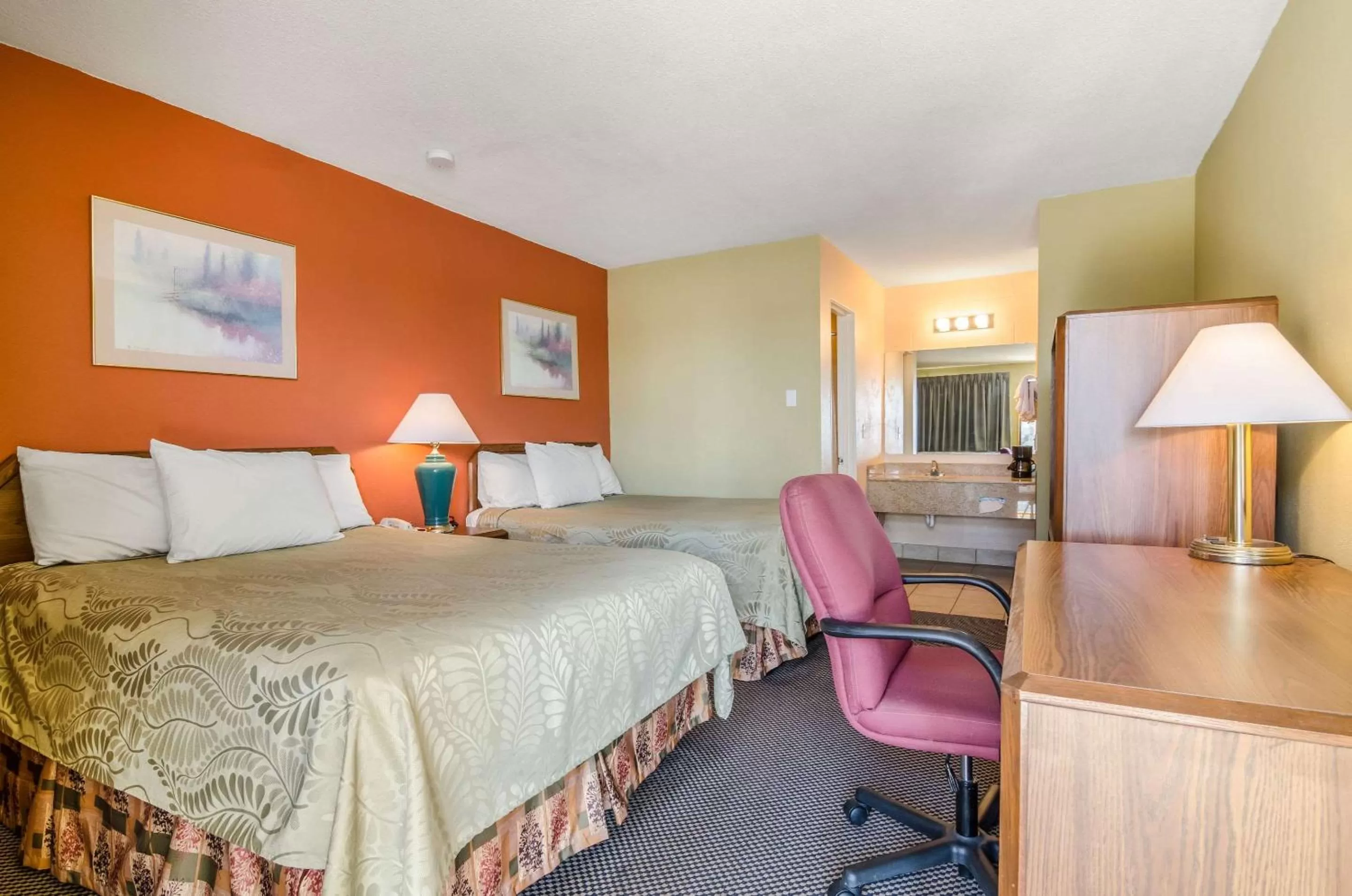 Photo of the whole room, Bed in Executive Inn Dodge City, KS
