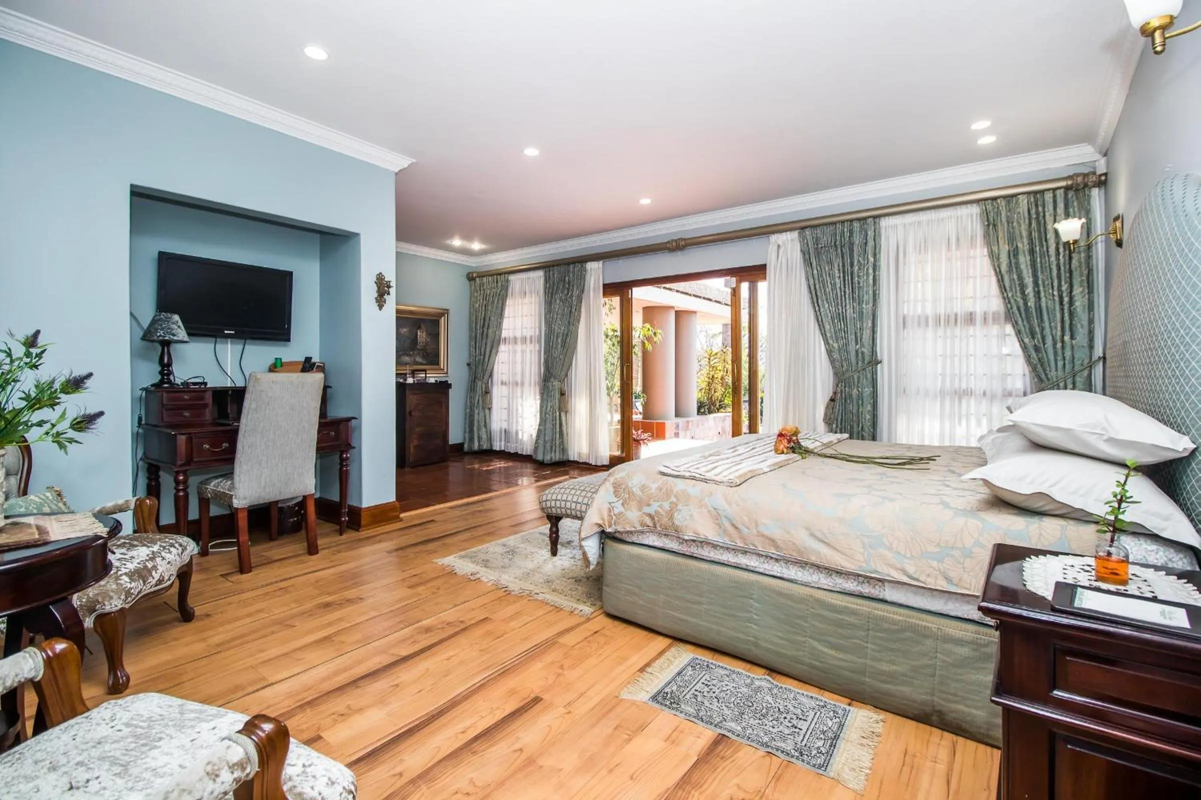 Communal lounge/ TV room, Bed in Villa Amor