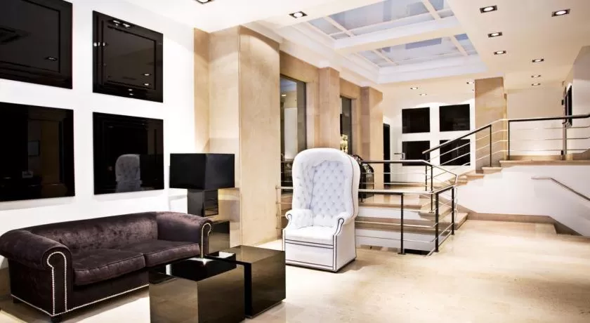 Facade/entrance, Bed in Hotel Clarin