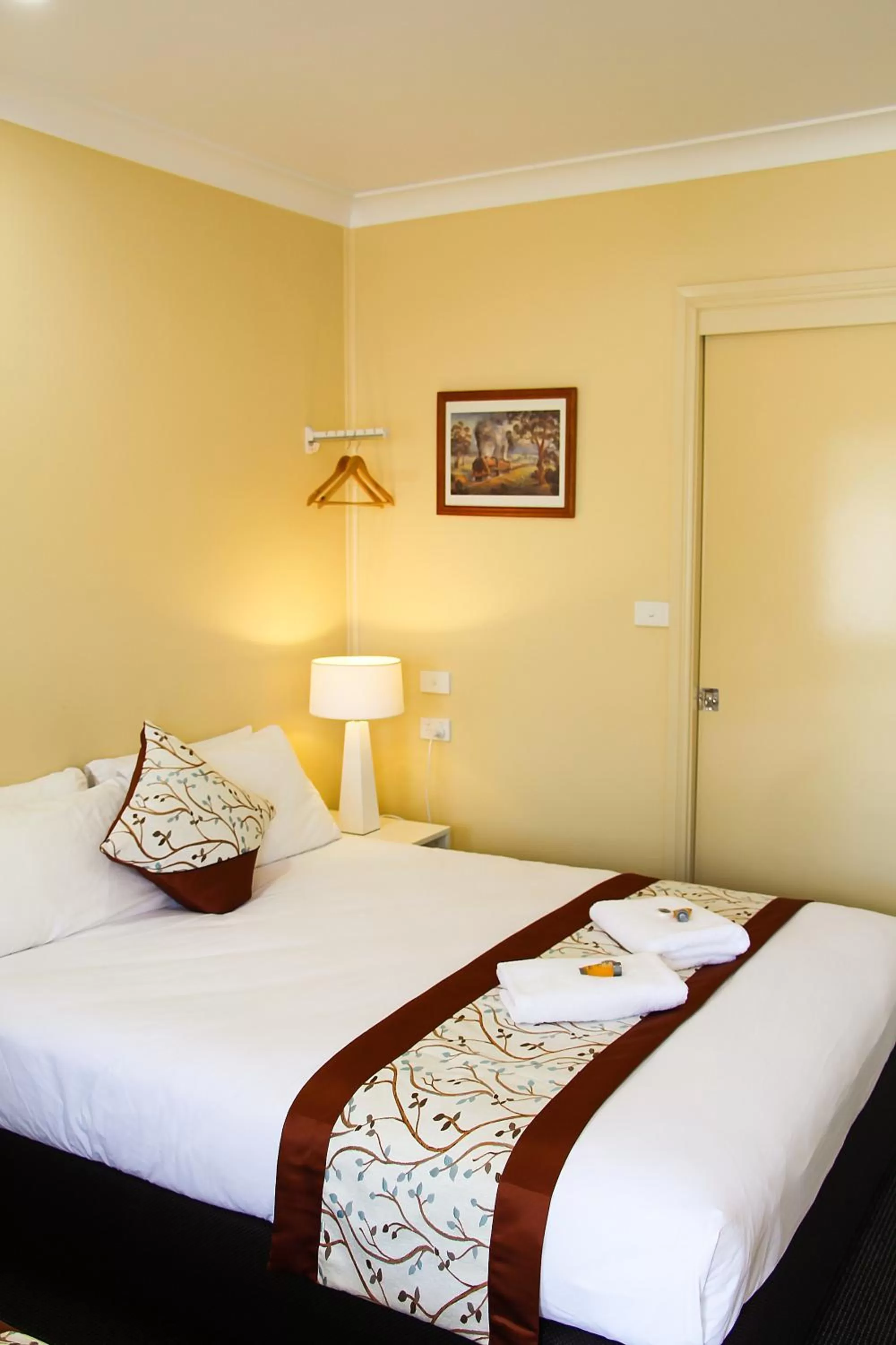 Bedroom, Bed in Motel 359