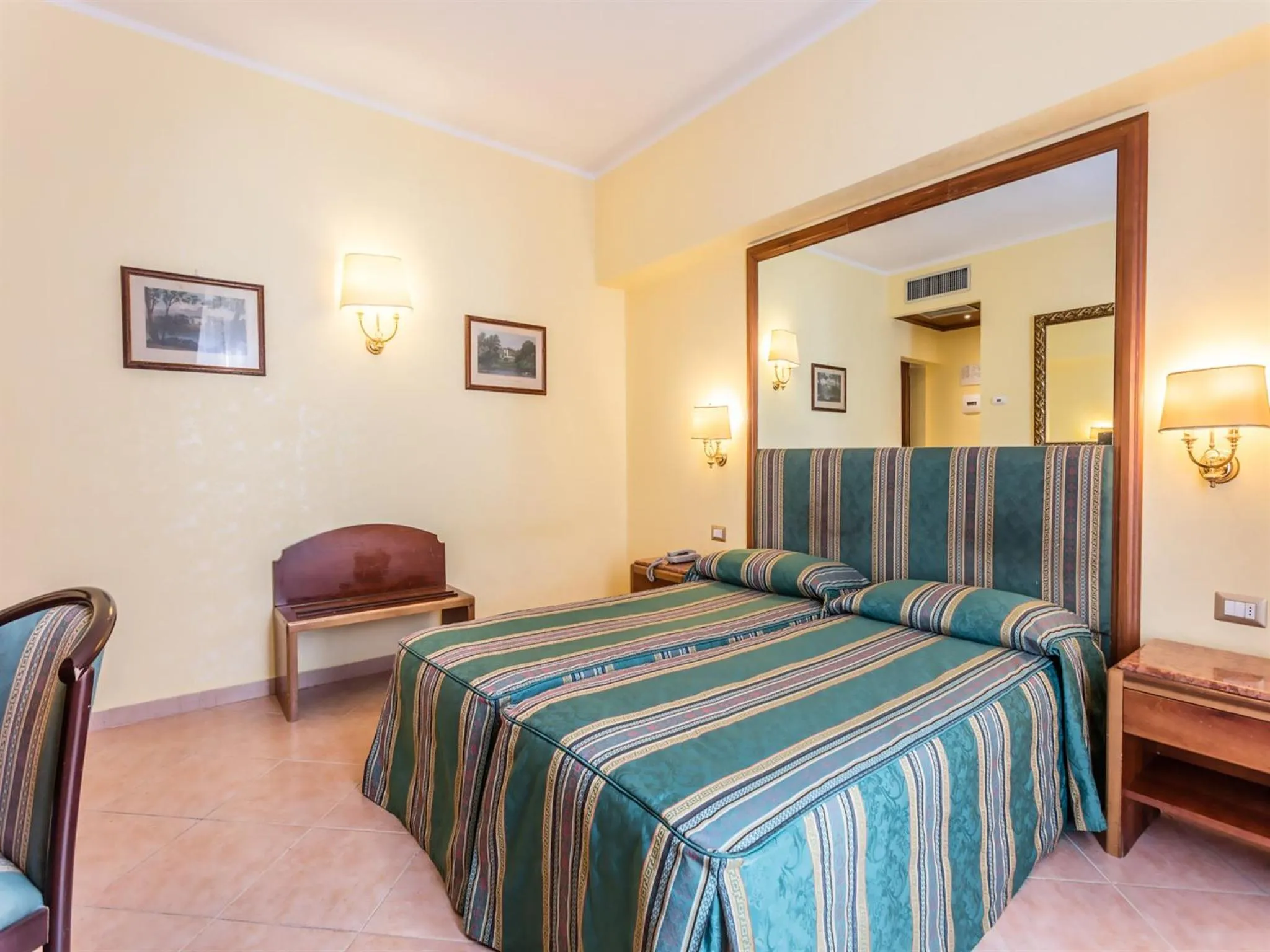 Bedroom, Bed in Raeli Hotel Noto