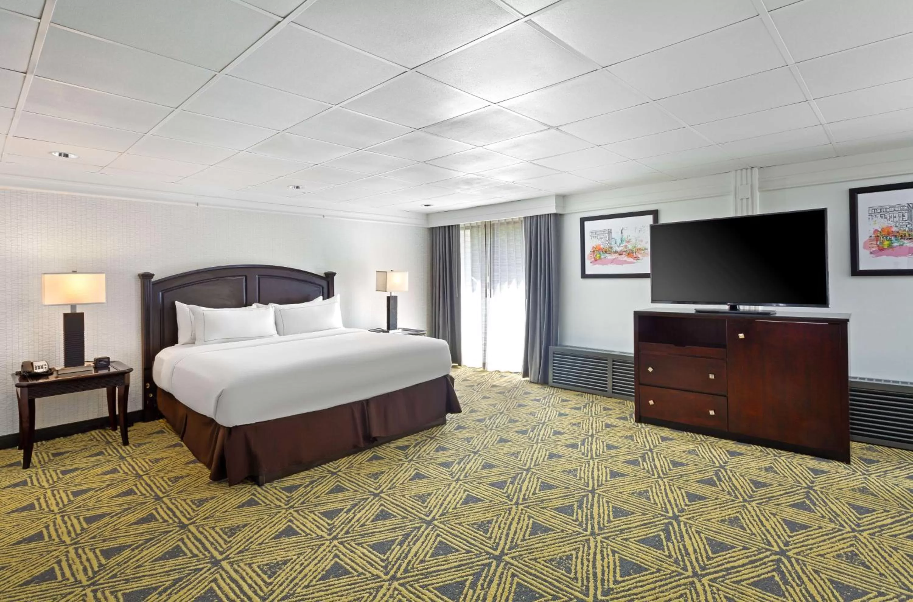 Bed in DoubleTree by Hilton Washington Meadow Lands Casino Area