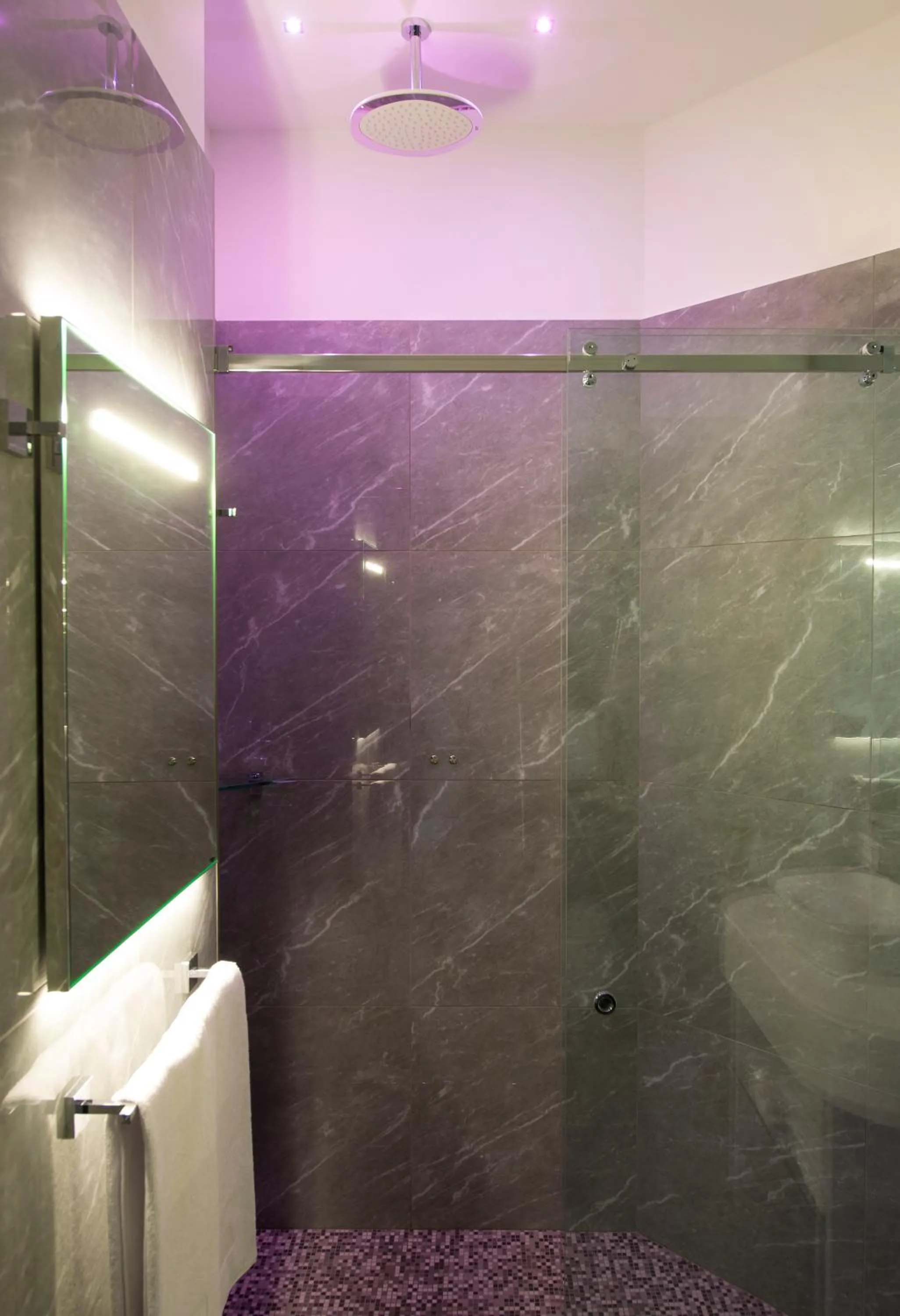 Shower in Gatto Bianco Mia Aparthotel