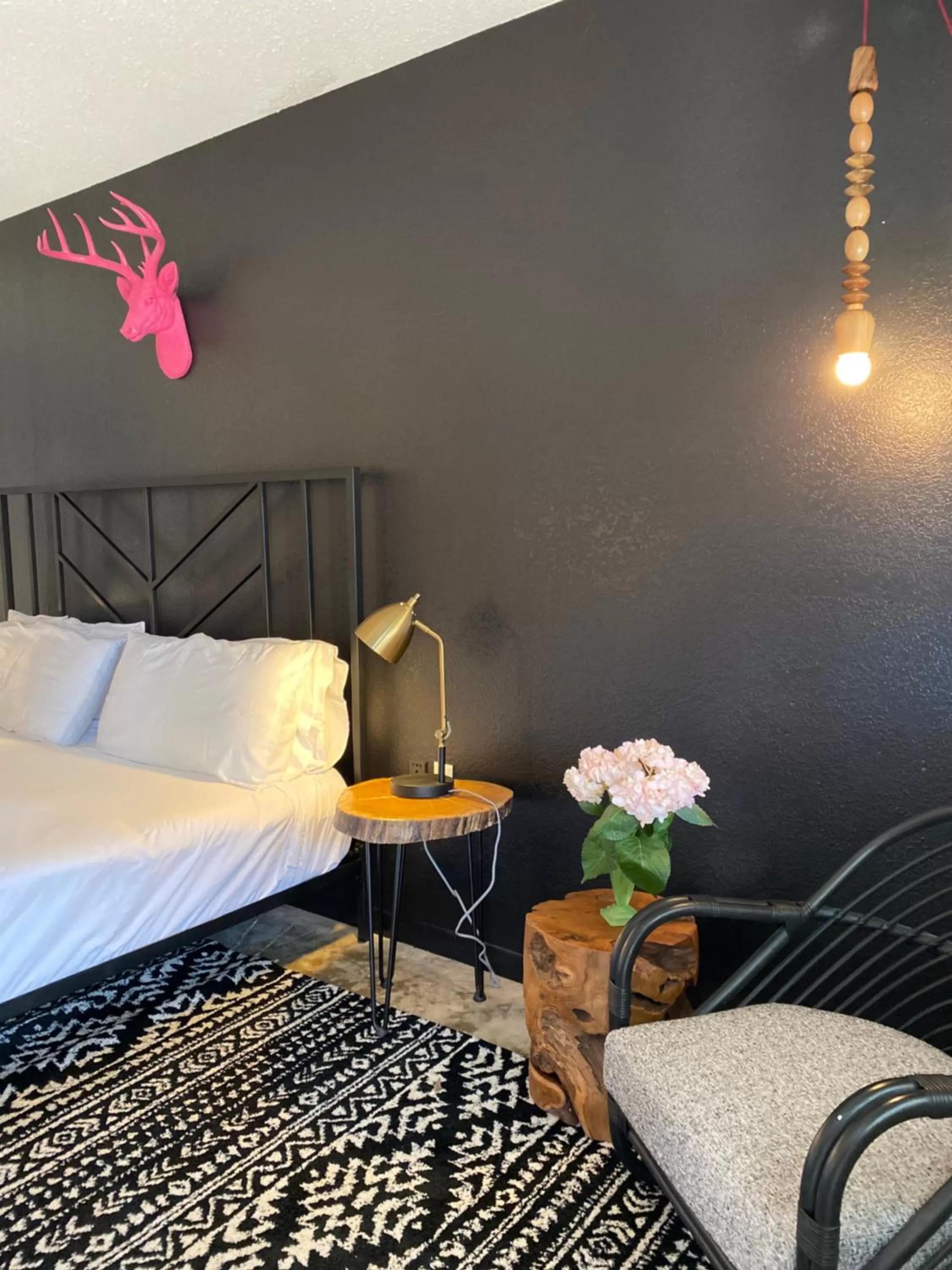 Bedroom, Bed in Wimberley Inn & bar