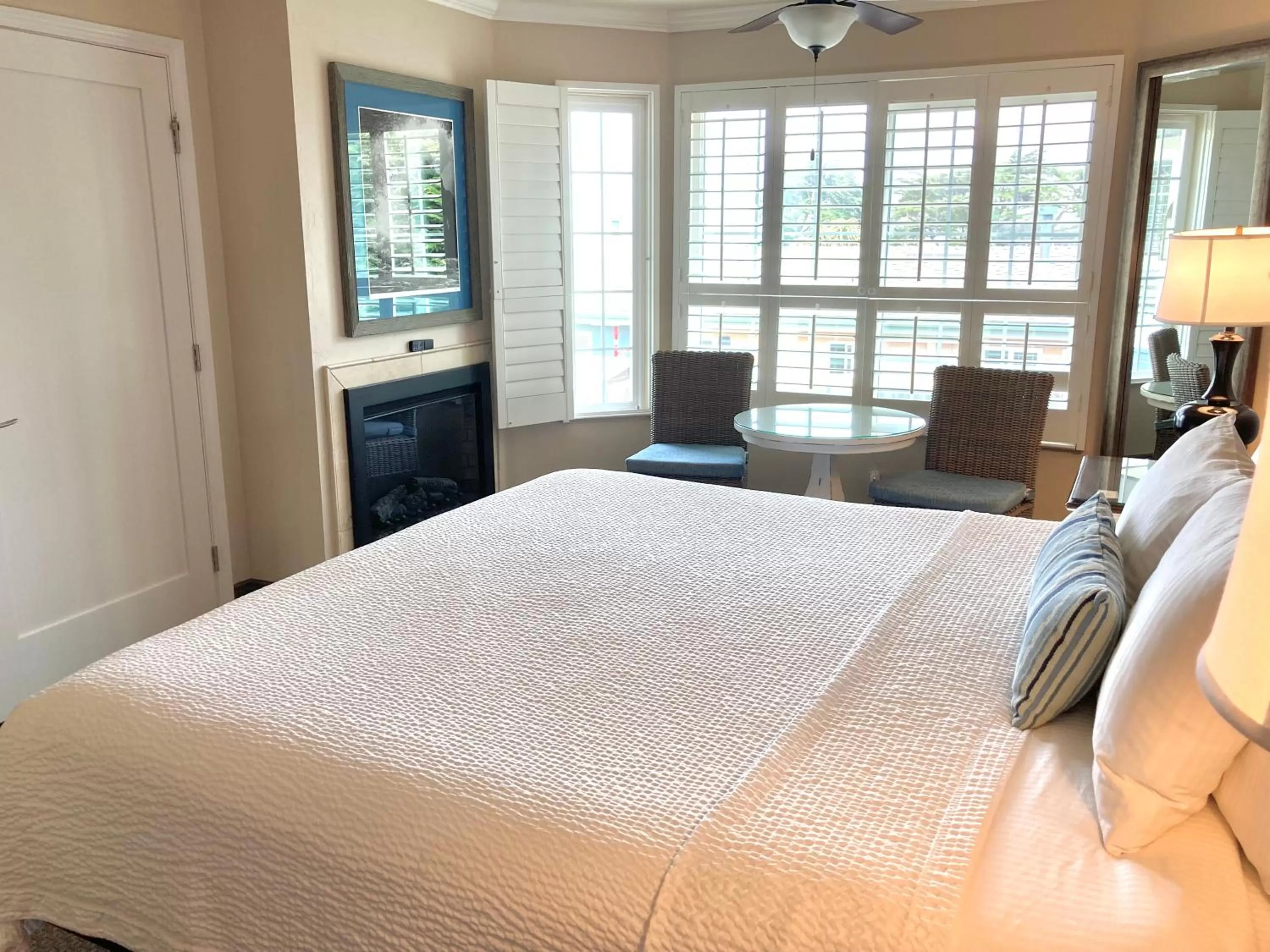 Bed in Sand Pebbles Inn