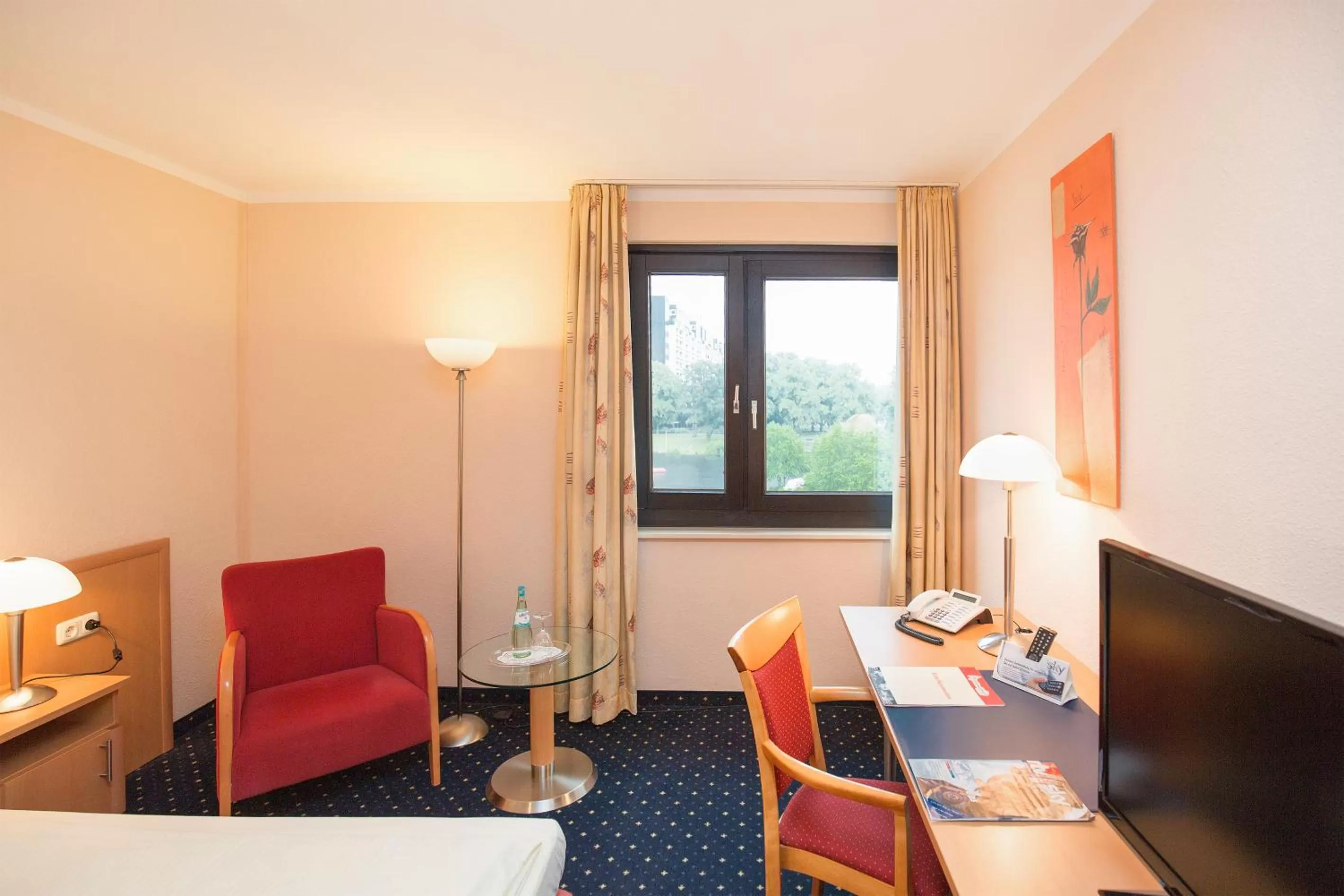 Photo of the whole room, Bed in Montana Parkhotel Marl