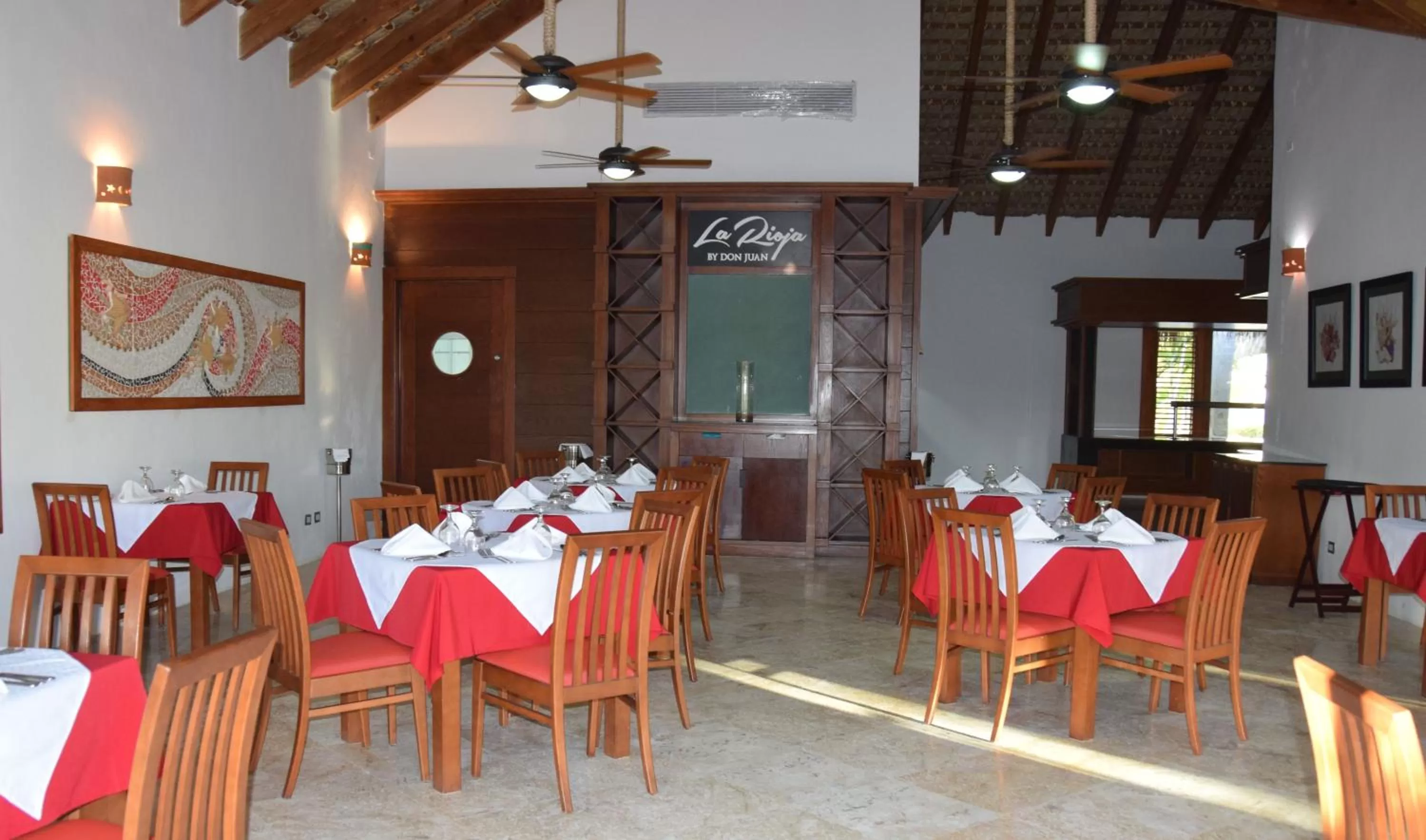 Restaurant/Places to Eat in Sunset Boutique Hotel All Suites