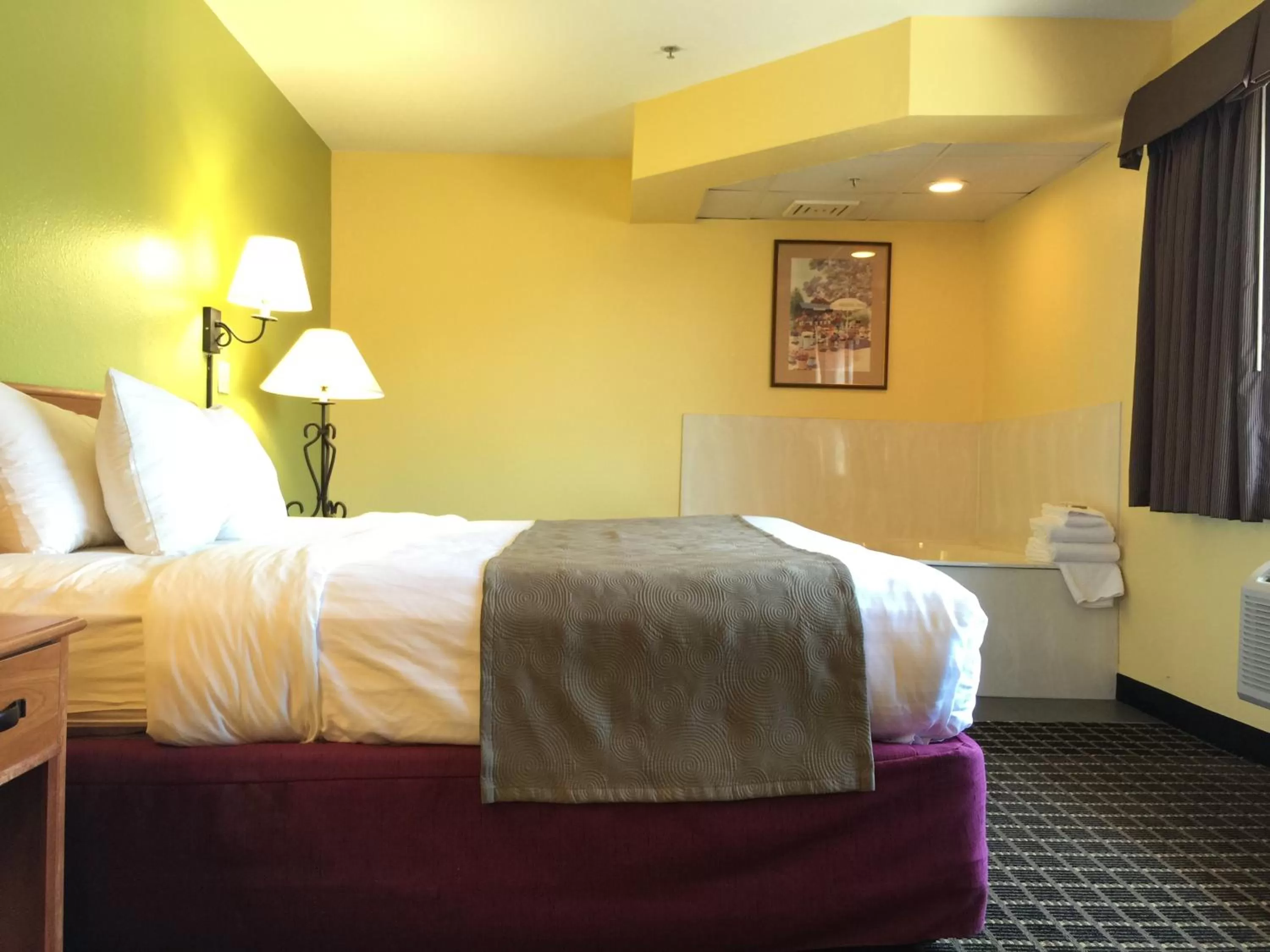 Bed in Quality Inn & Suites Harrington - Milford