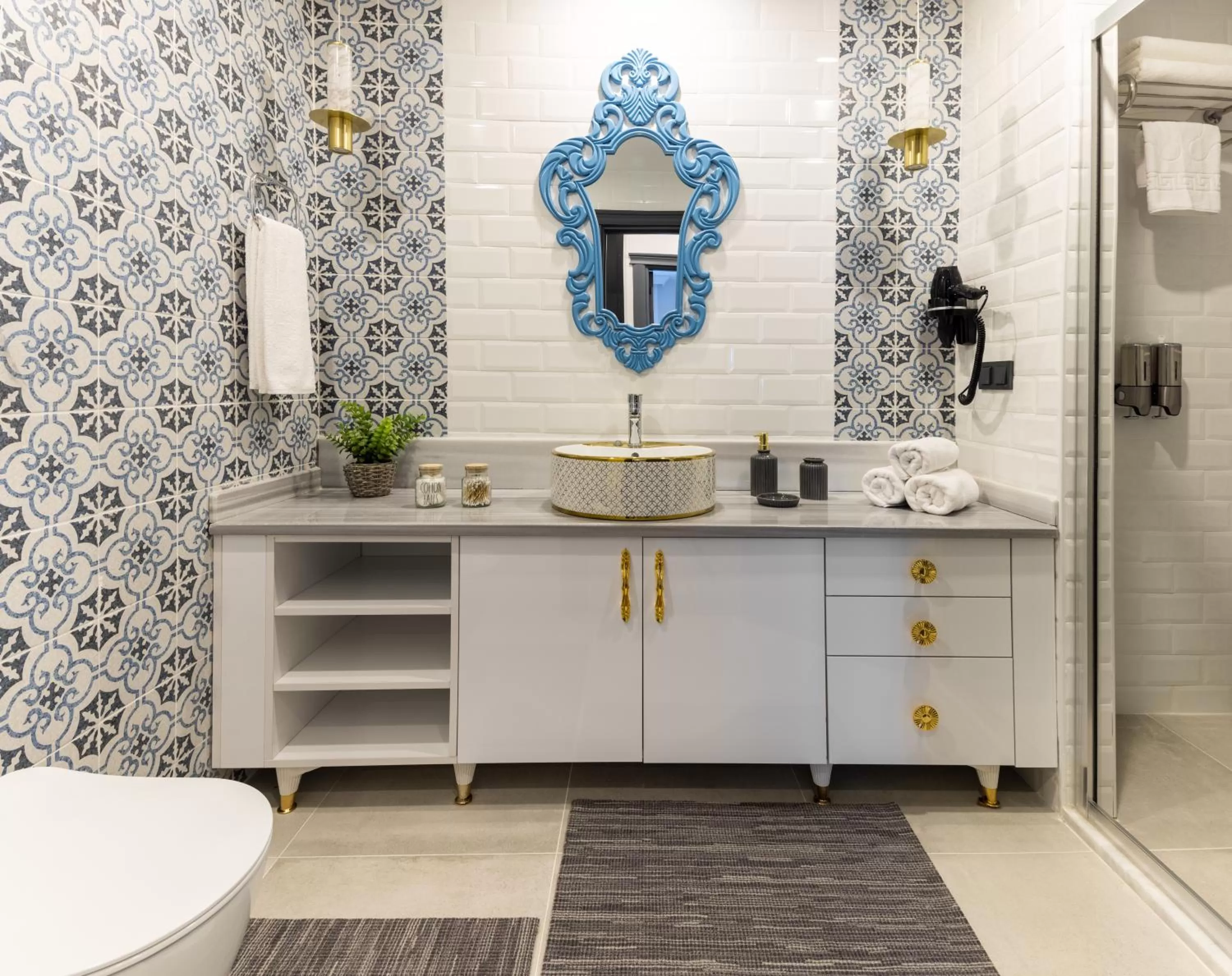 Shower in BayMari Suites City Life