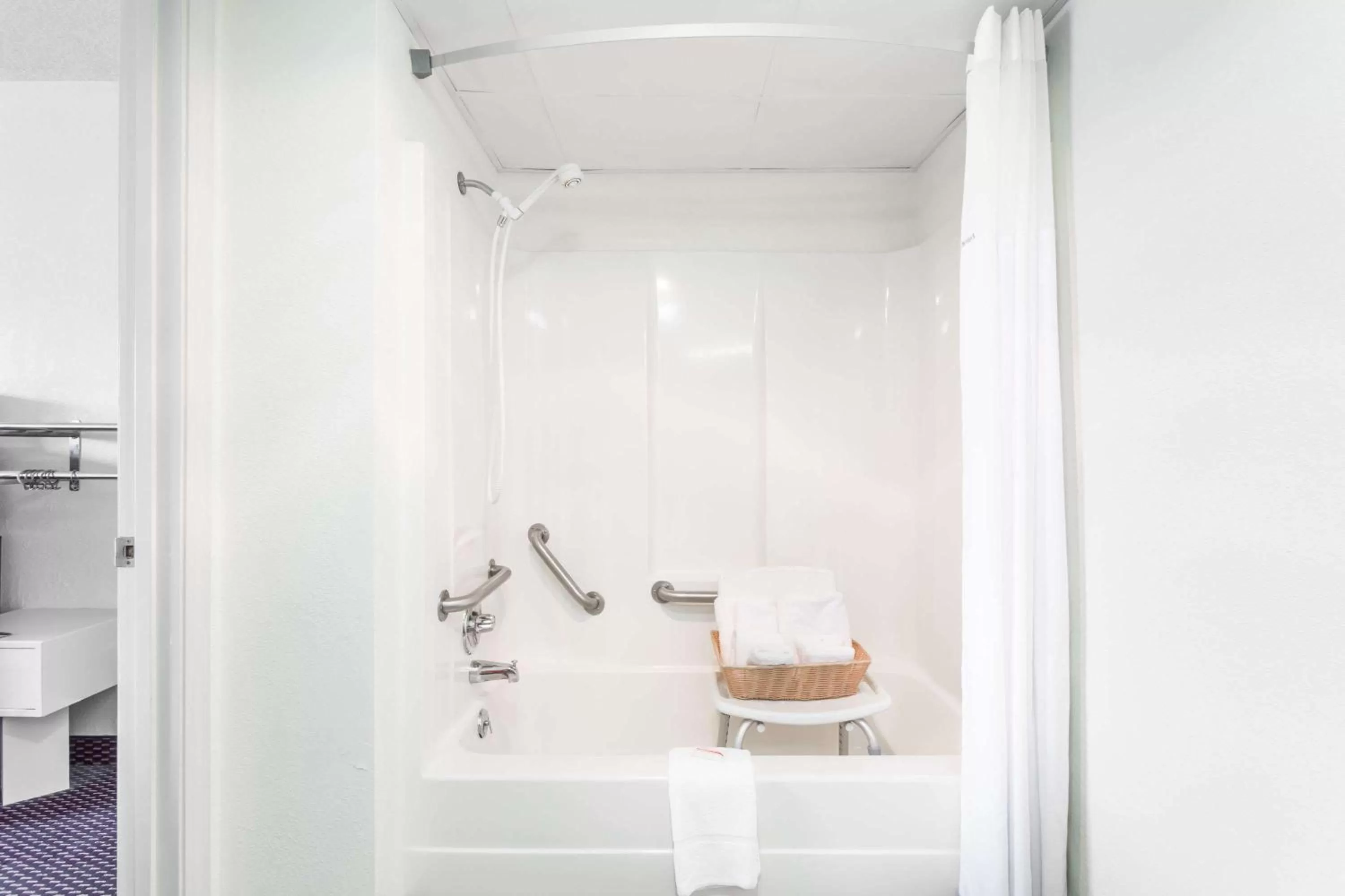 Bathroom in Hamilton Inn Jonesville I-77