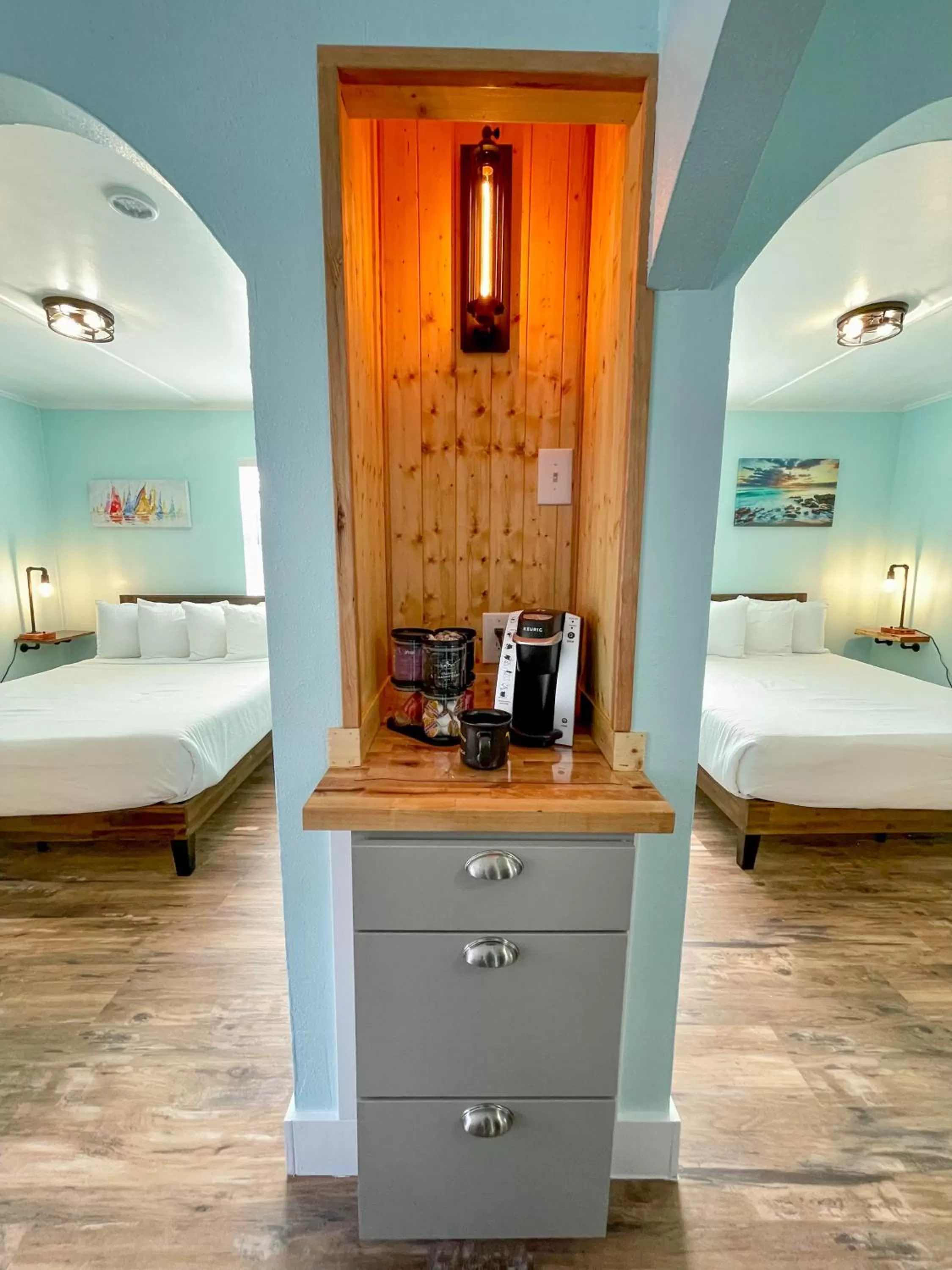 Coffee/tea facilities, Bed in The Anchorage Motel