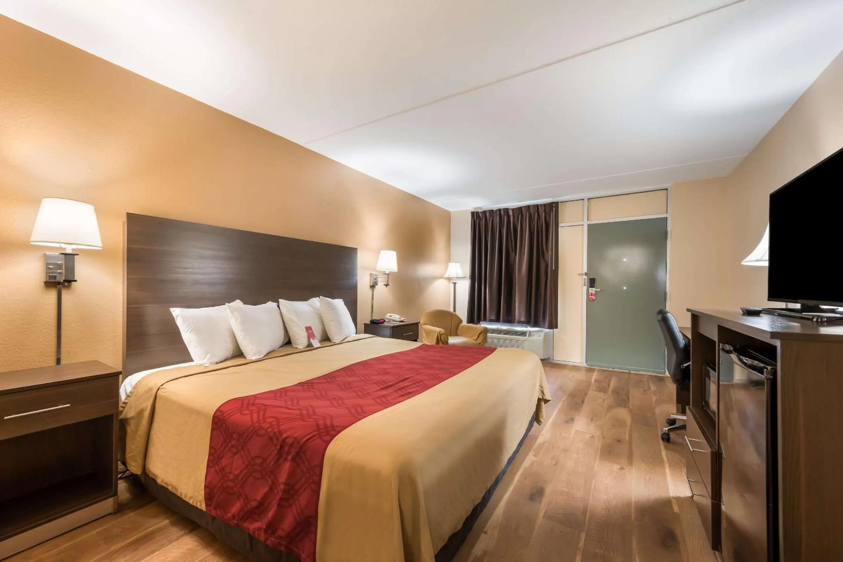 Photo of the whole room, Bed in Econo Lodge Cullman South