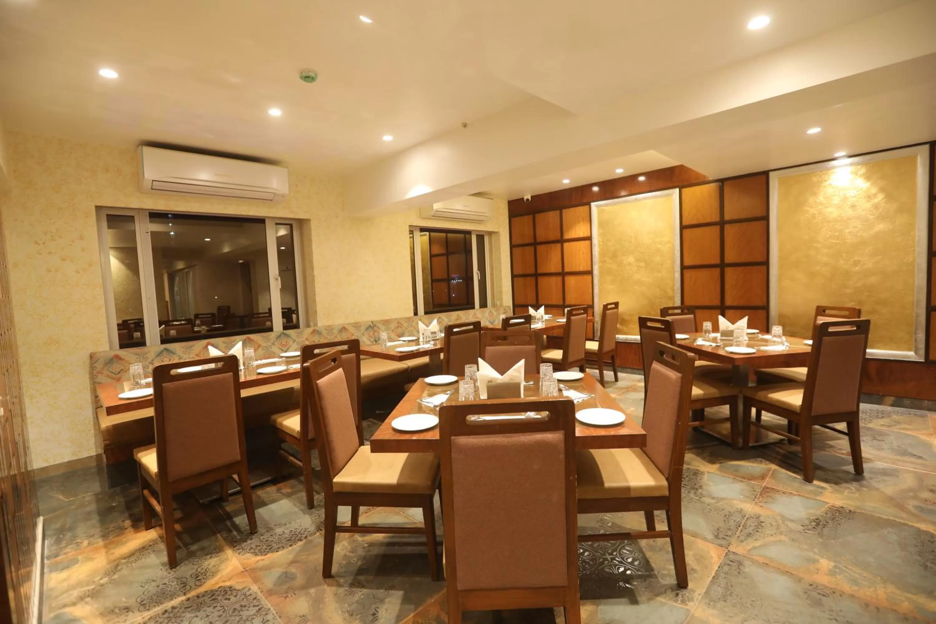 Restaurant/places to eat in Hotel Cliffton