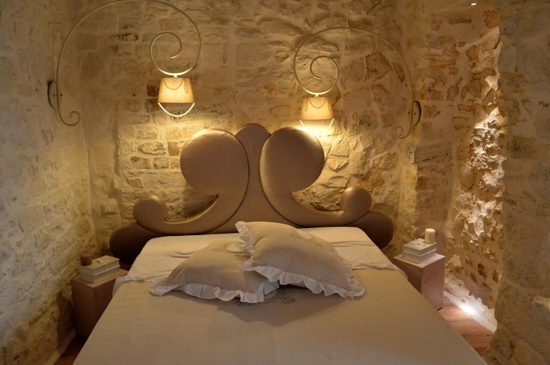 Decorative detail, Bed in Albergo Diffuso Dimora Rossi B&B