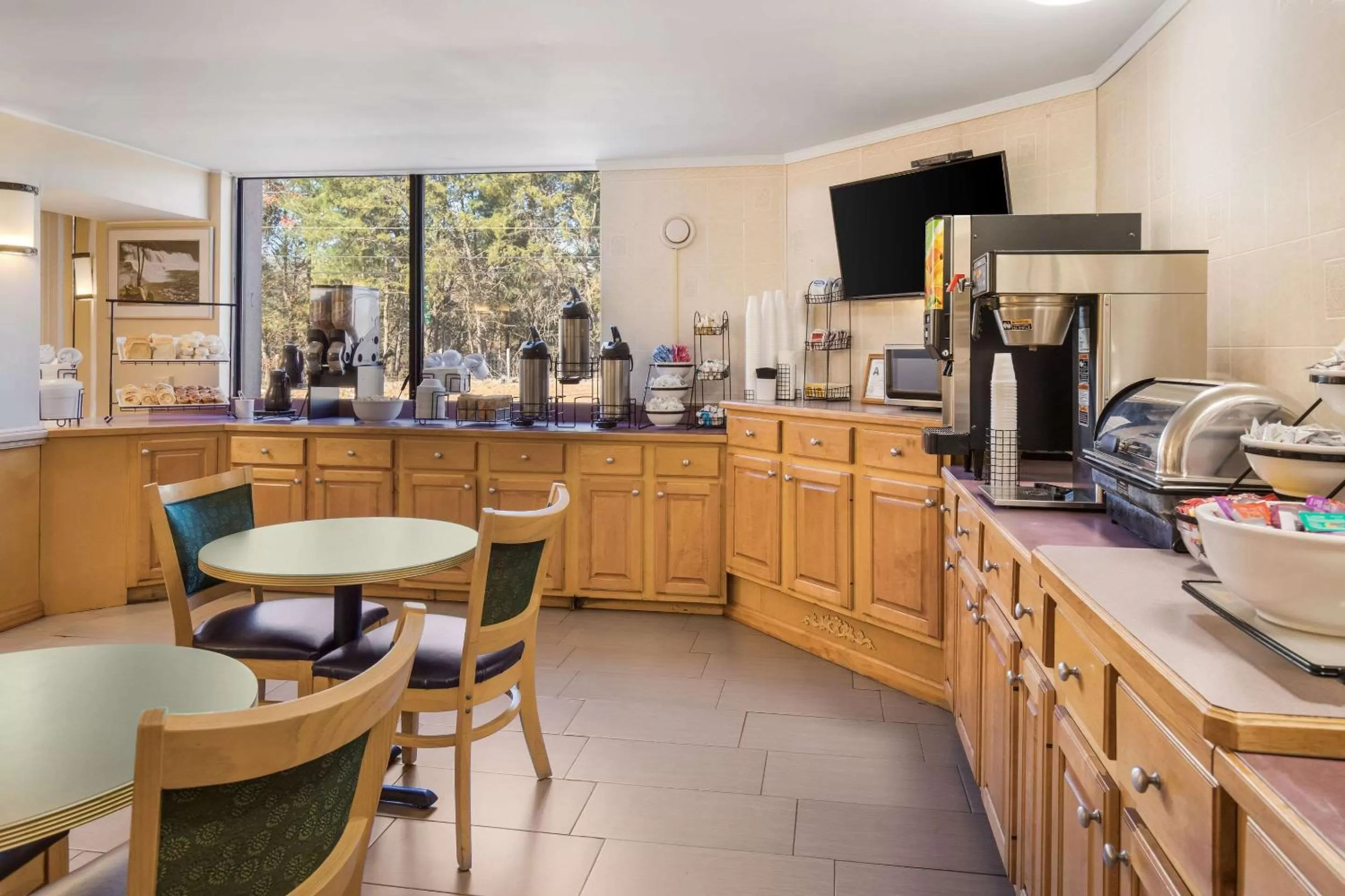 Restaurant/places to eat in Econo Lodge Hendersonville