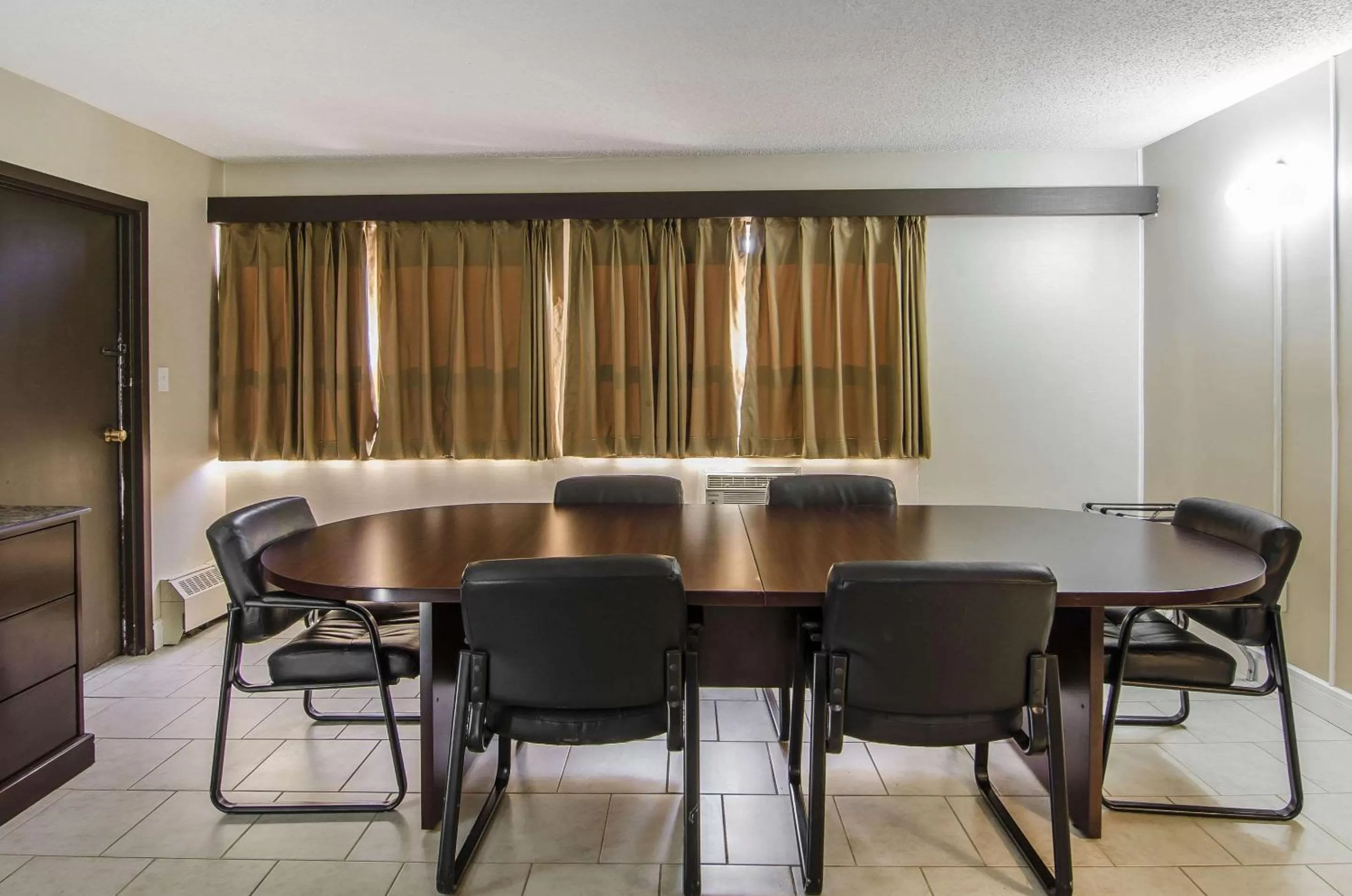Photo of the whole room in Econo Lodge Lloydminster