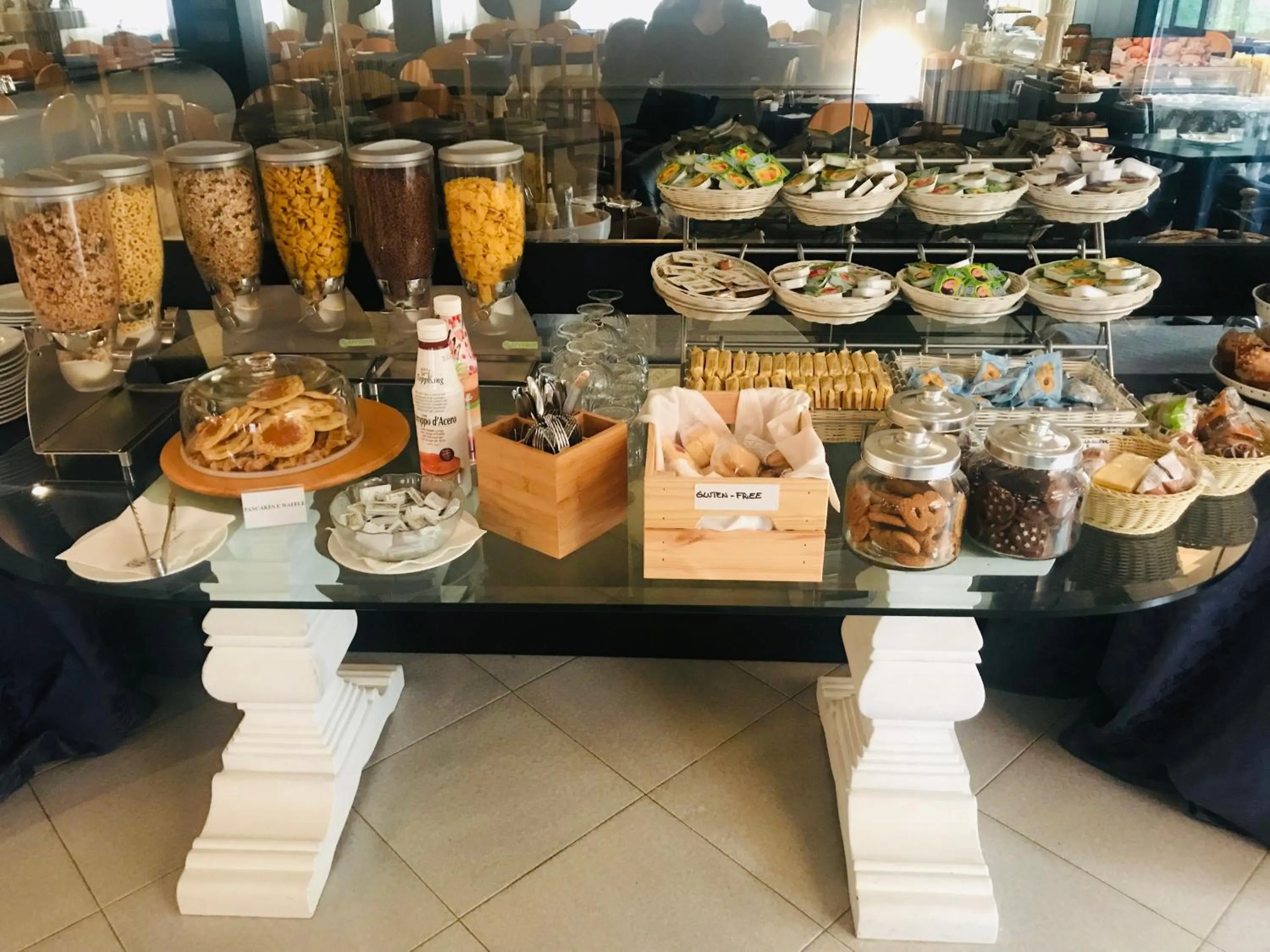 Buffet breakfast in G&D Mi.Ma Condhotel