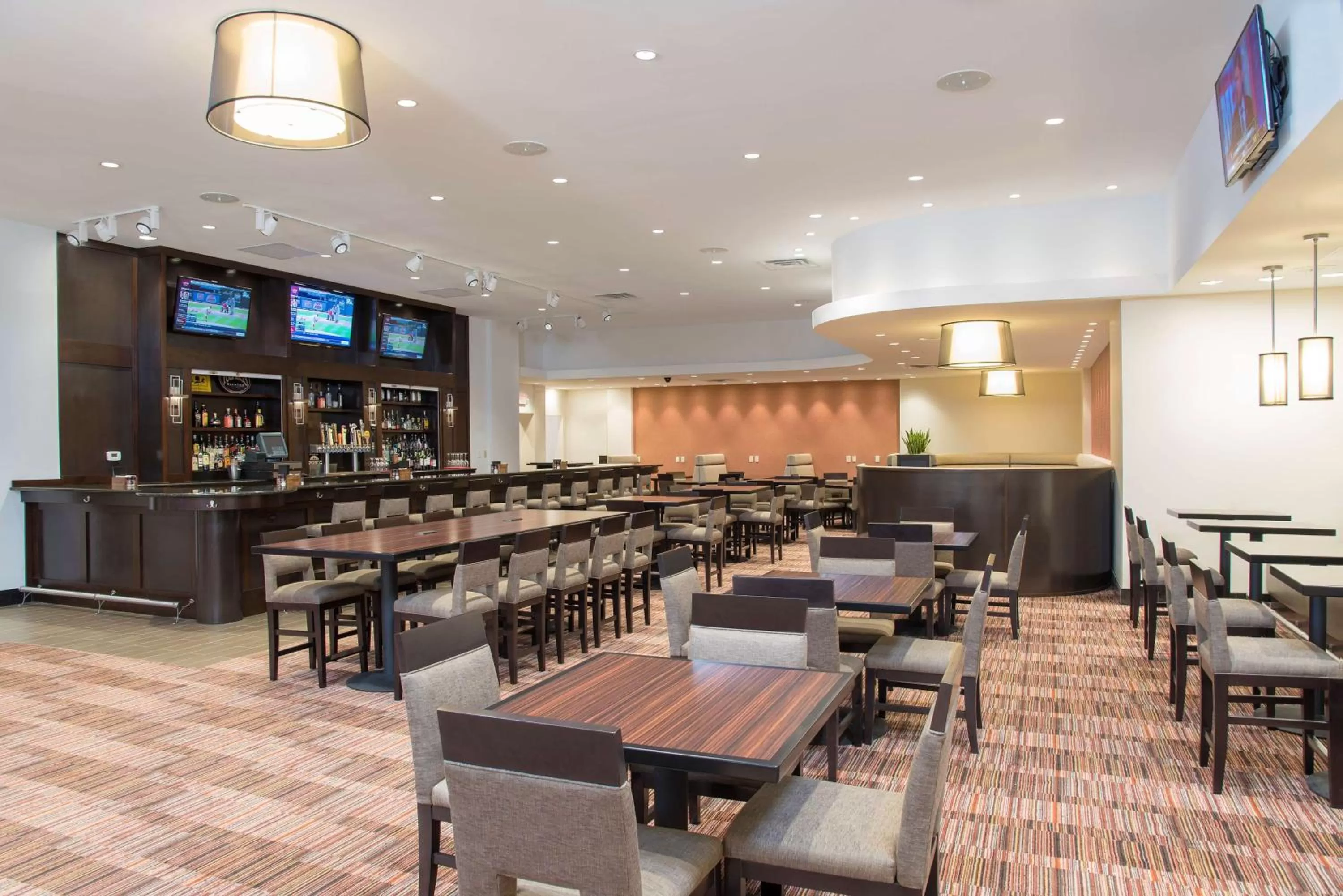Lounge or bar in DoubleTree by Hilton Hotel Grand Rapids Airport