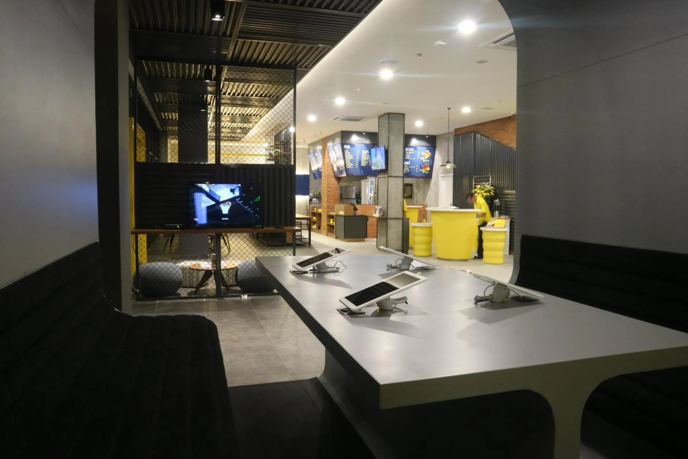 Communal lounge/ TV room in Yello Hotel Manggarai
