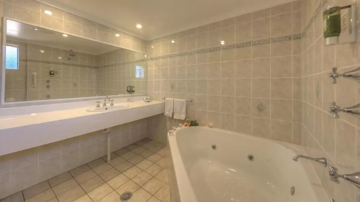 Executive Suite with Spa Bath in Endeavour Court Motor Inn Executive Suite with Spa Bath in Endeavour Court Motor Inn