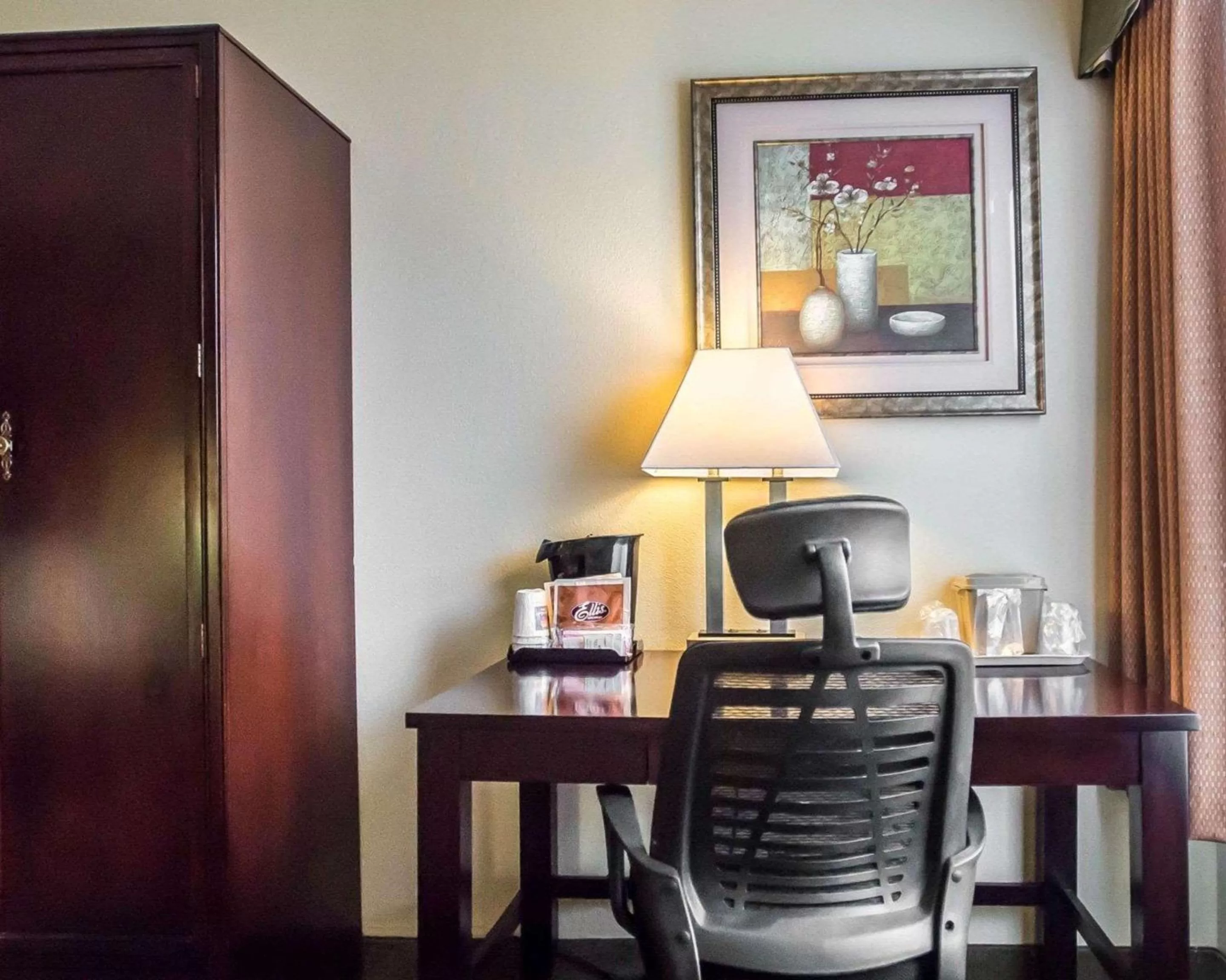 Photo of the whole room in Quality Inn Mill Hall - Lamar