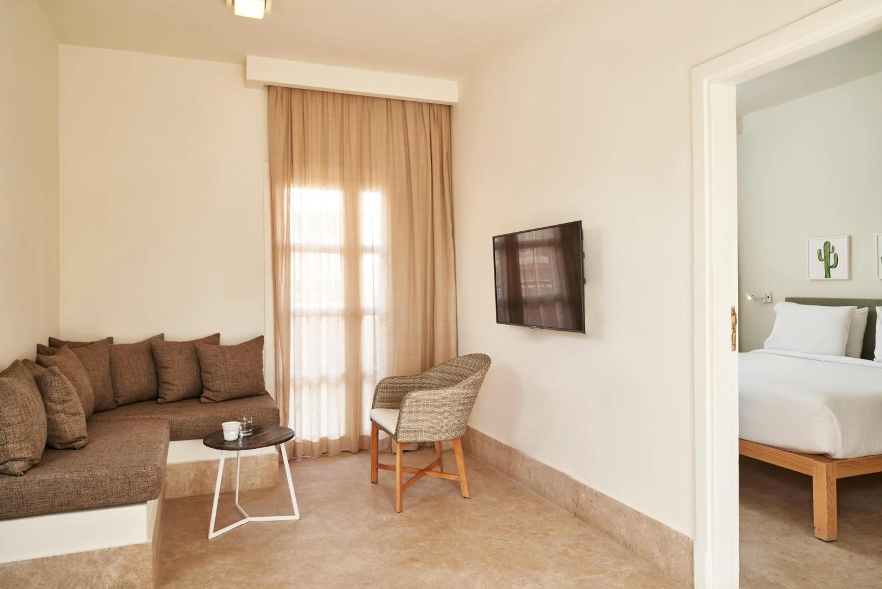 Photo of the whole room, Bed in Captain's Inn Hotel