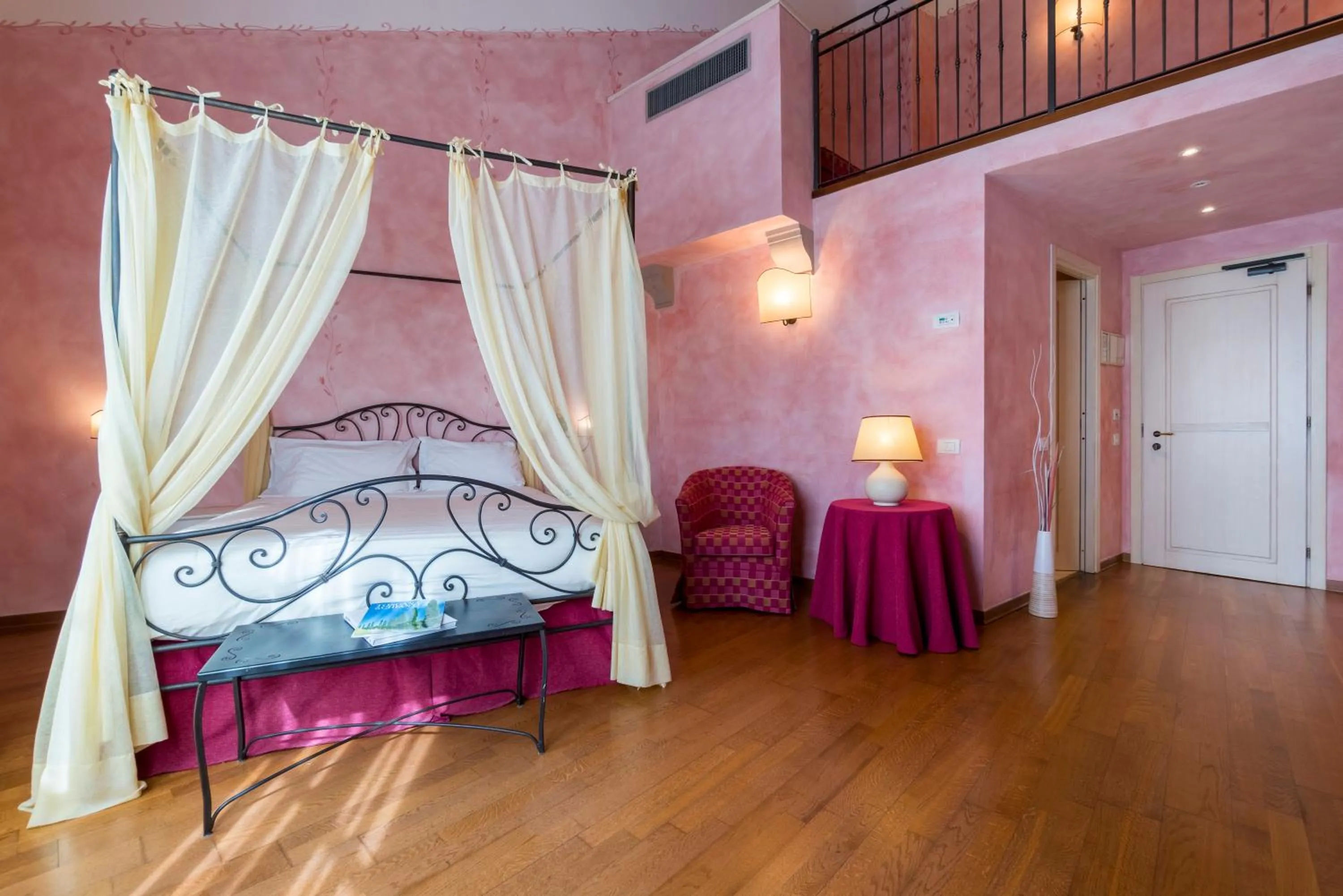Photo of the whole room, Bed in Hotel Borgo Di Cortefreda - Place of Charme