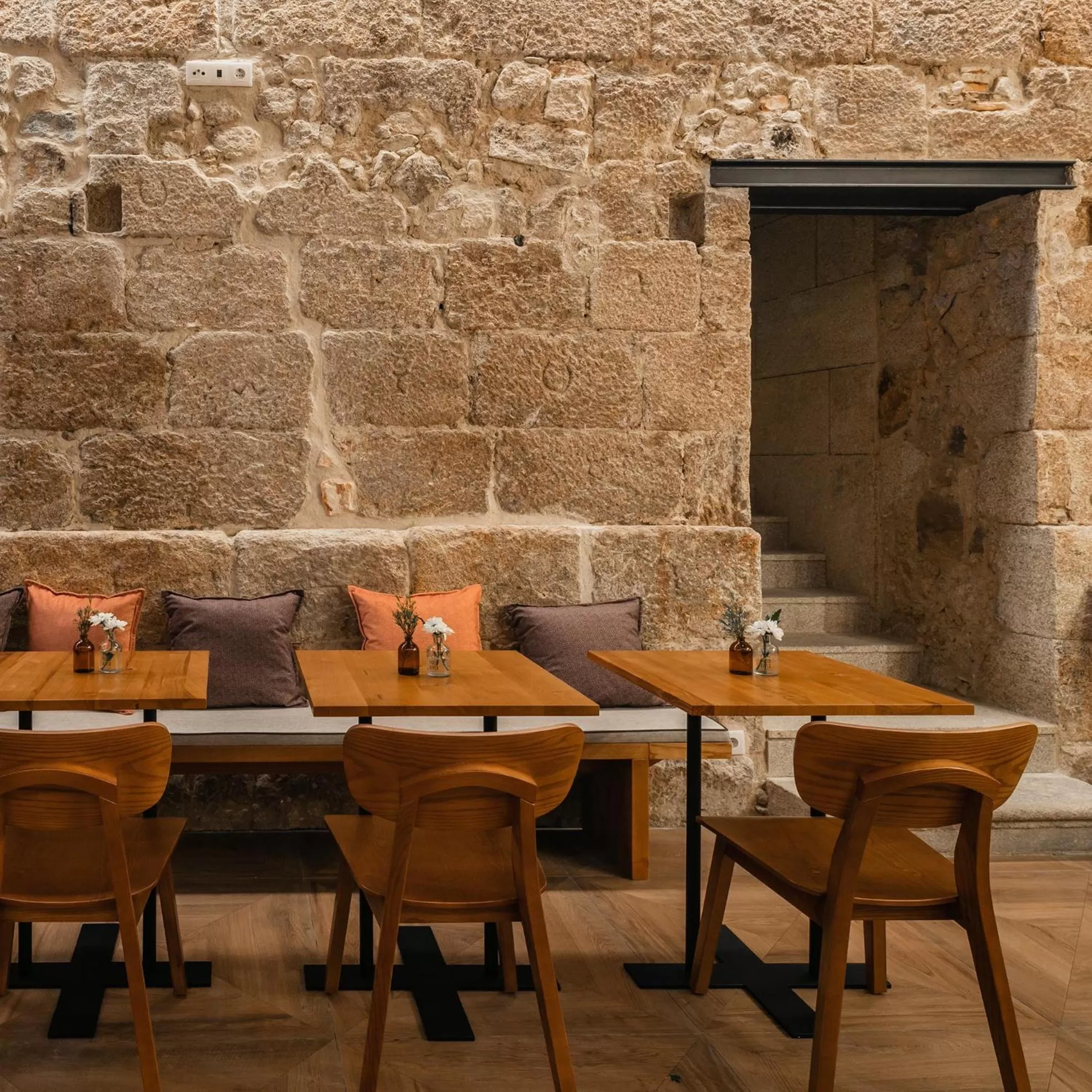 Restaurant/places to eat in Porto River Infante