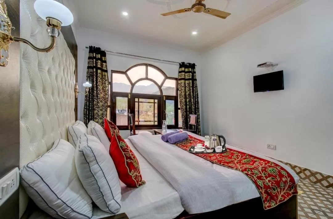 Bed in HOTEL ROYAL HAMEED