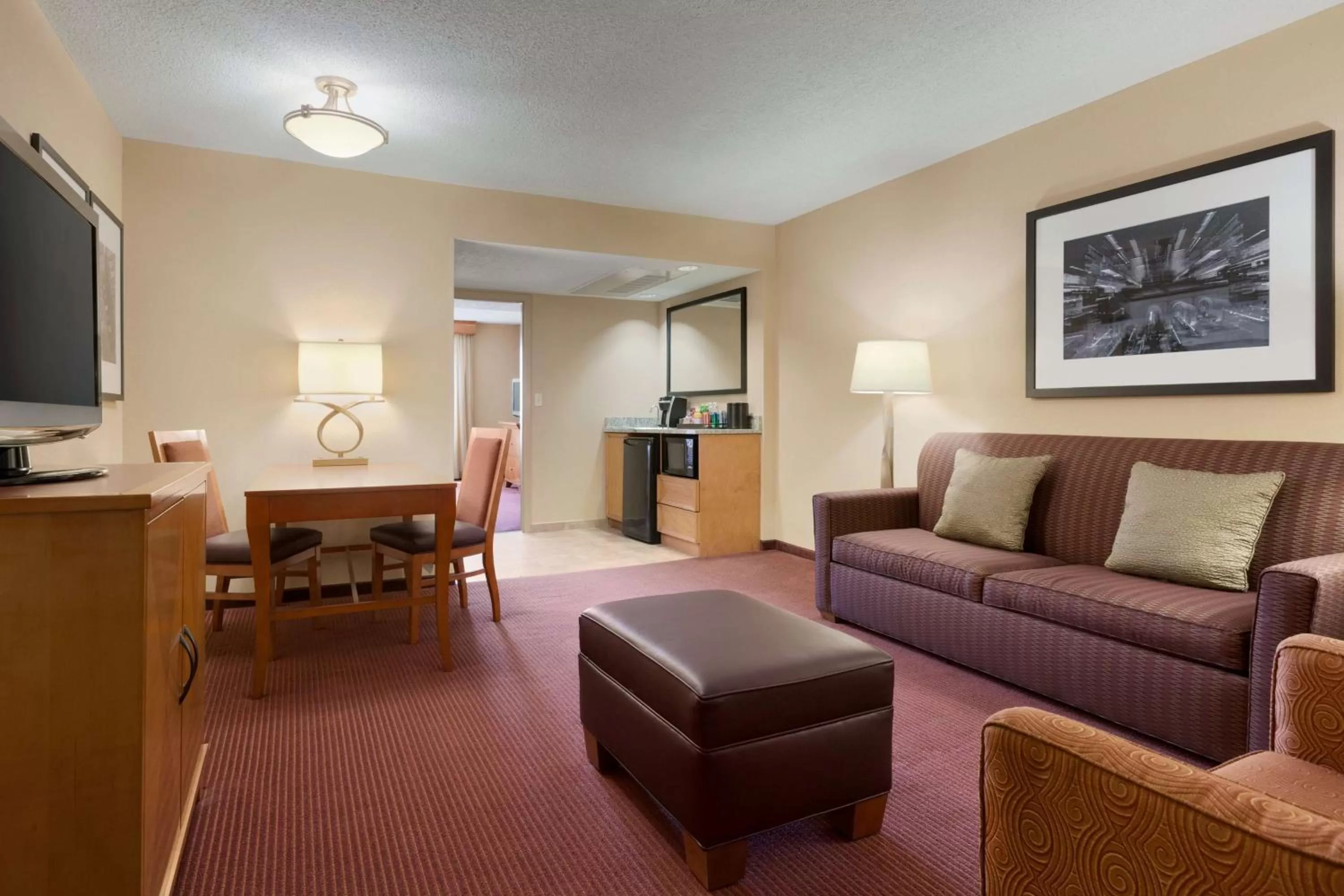 Living room in Embassy Suites by Hilton Kansas City International Airport