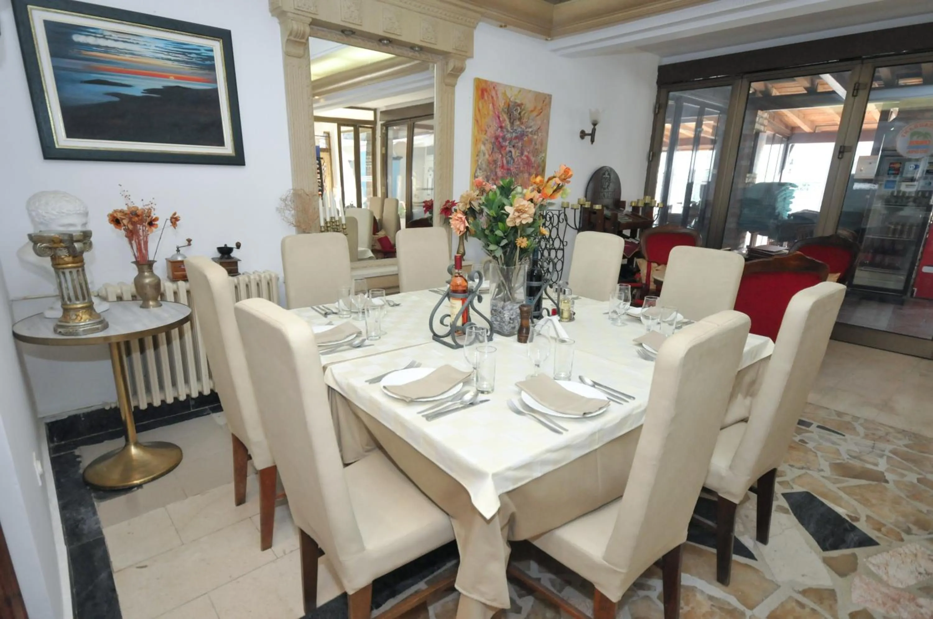 Restaurant/places to eat in Hotel Oaza