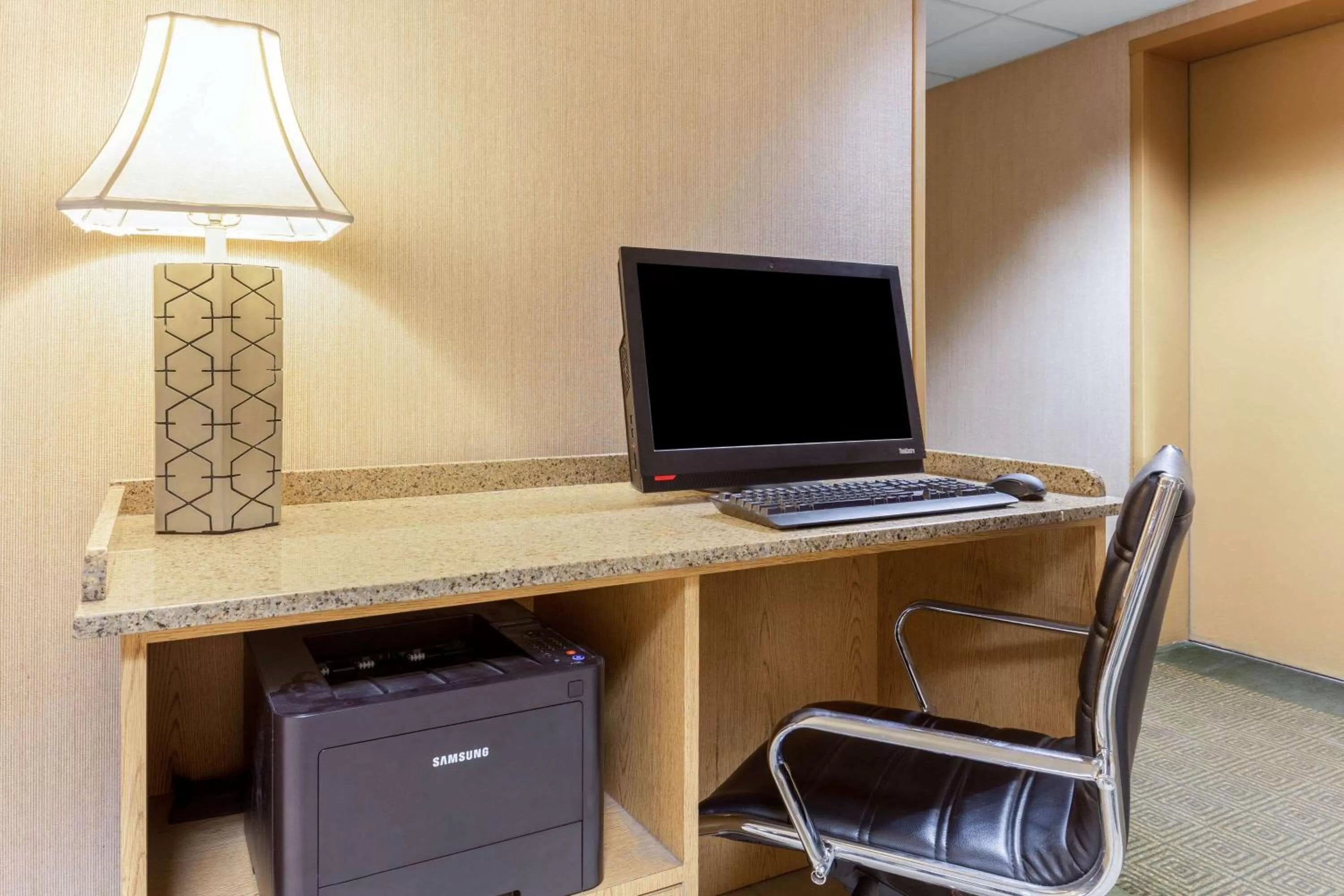 Business facilities in La Quinta Inn by Wyndham Chicago Willowbrook