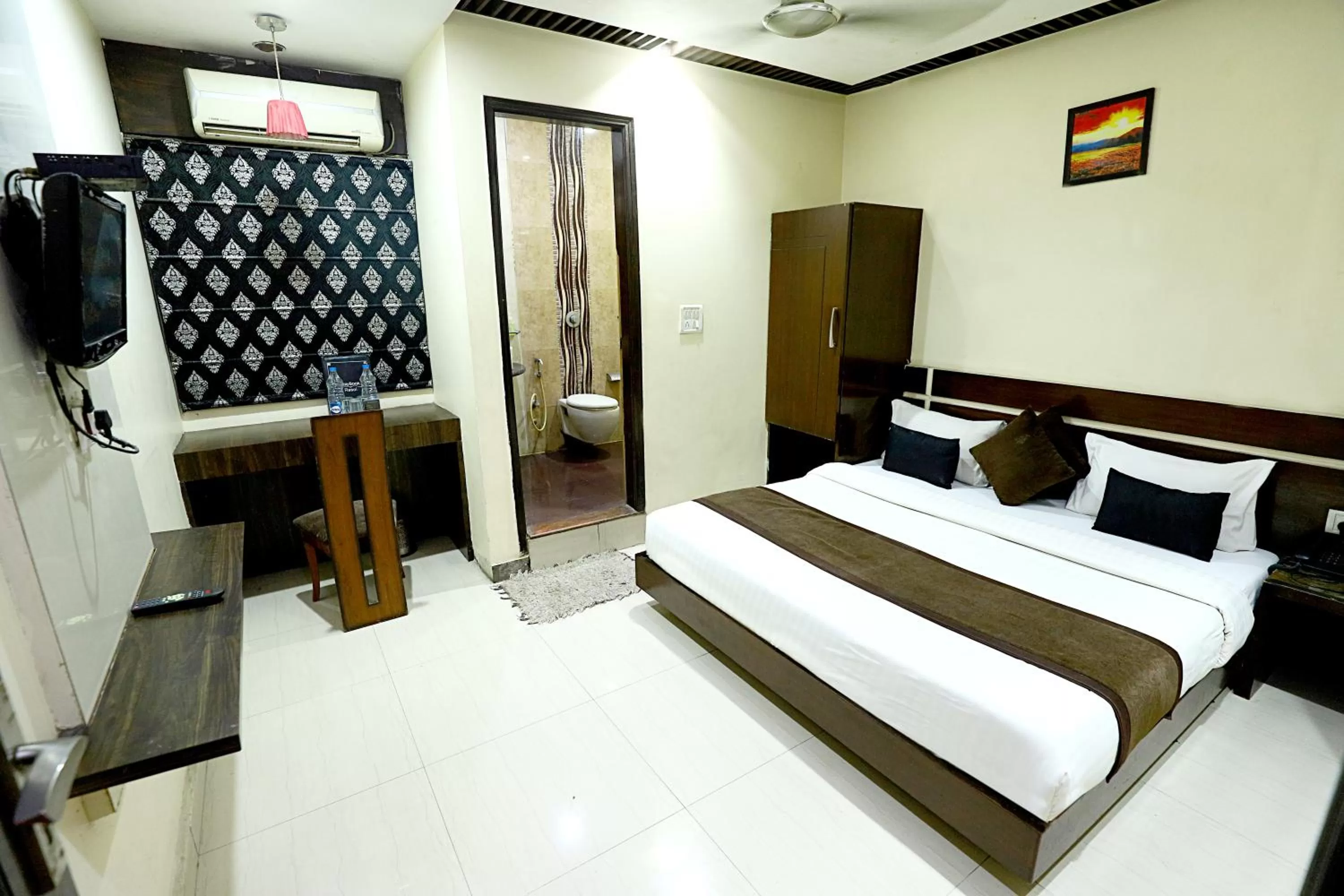 TV and multimedia, Bed in Staybook - Hotel City Stories - By Aira Xing, Paharganj, New Delhi