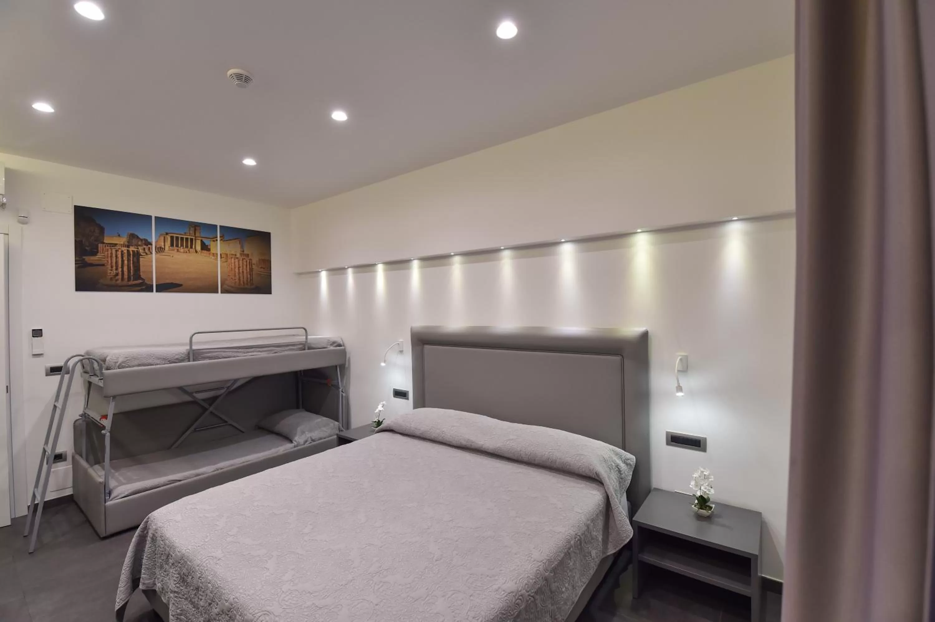 Bed in Pompei Inn Ruins B&B Luxury Suite