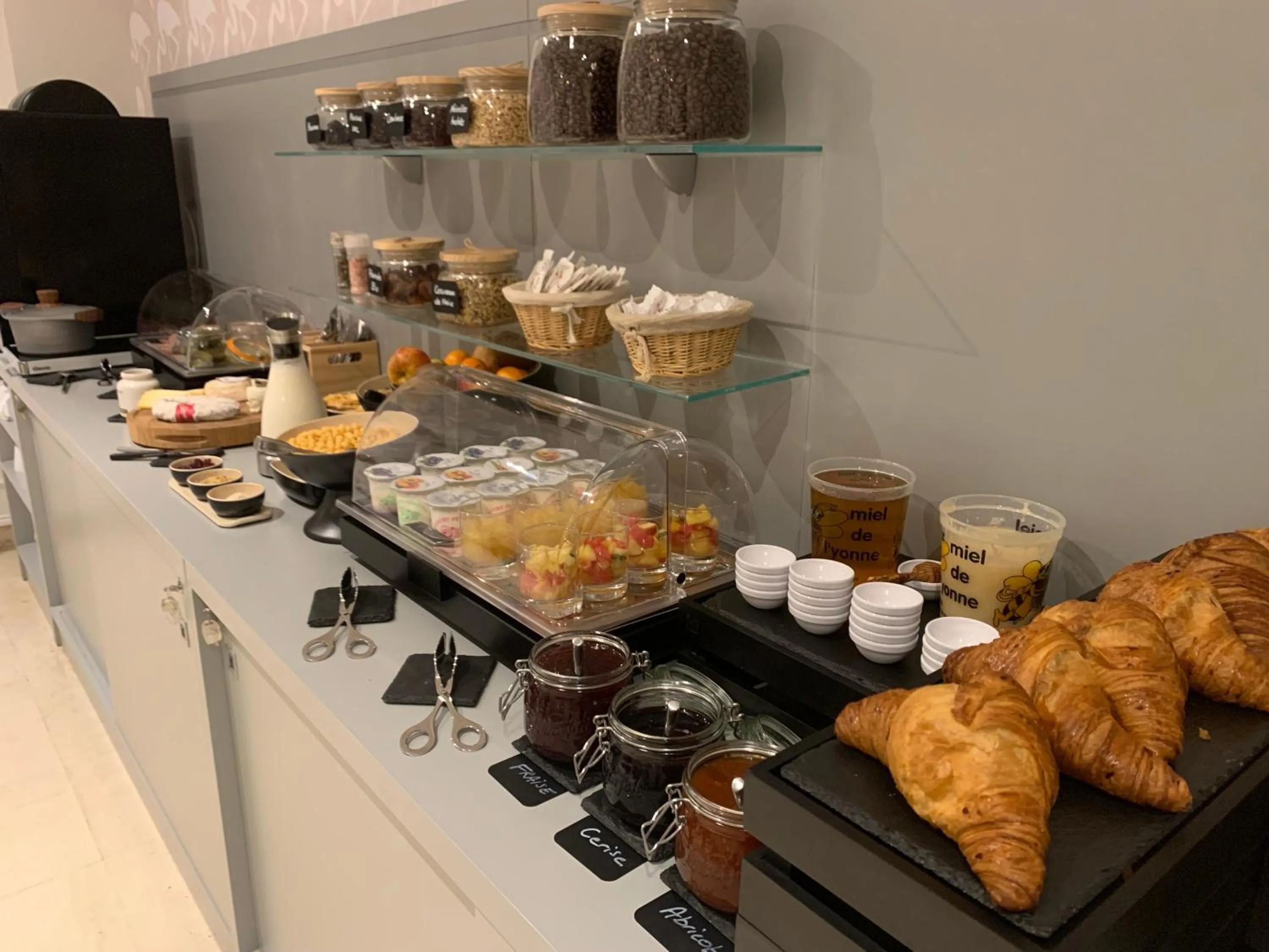 Breakfast in Logis Hôtel Restaurant Le Moulin de la Coudre