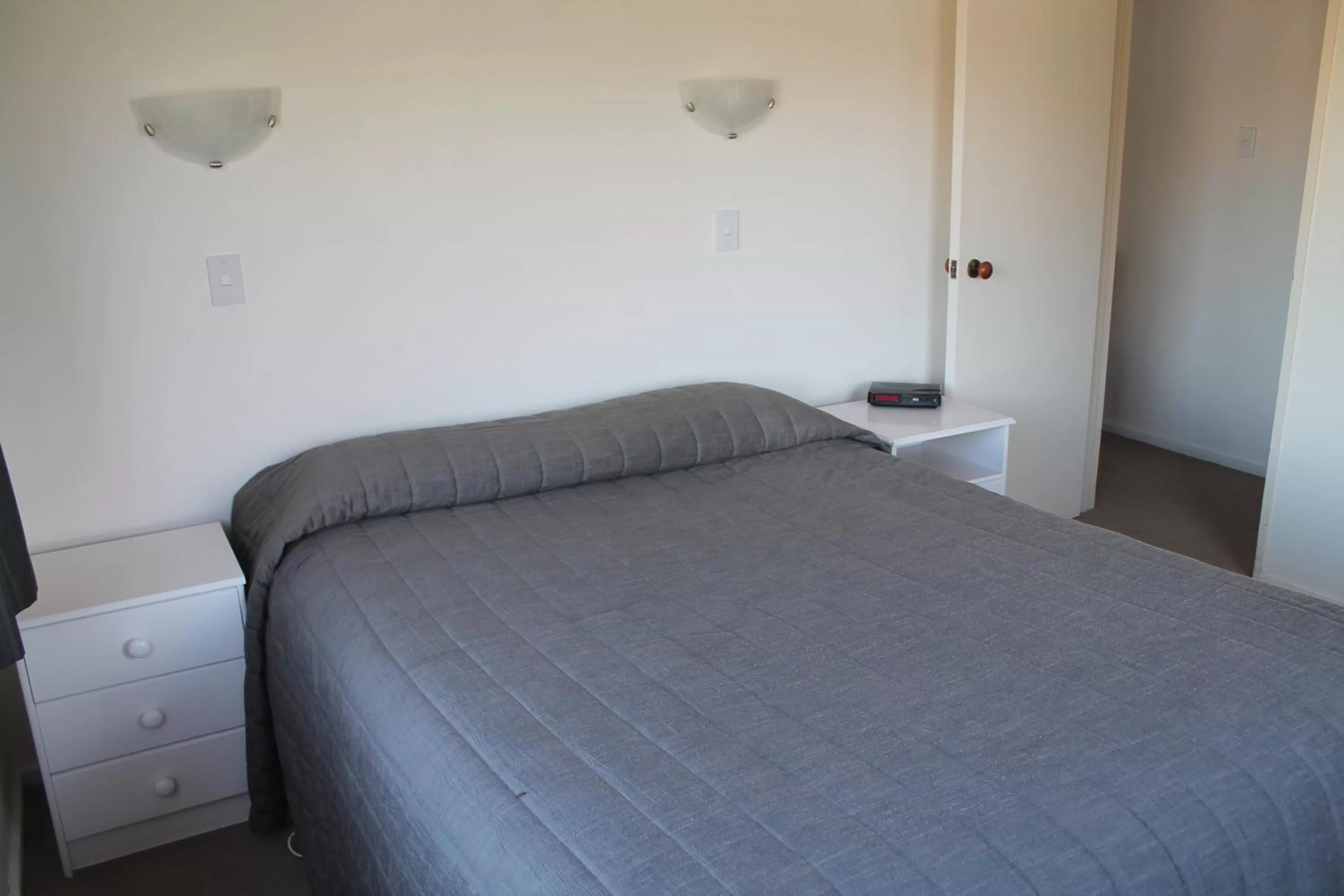 Bedroom, Bed in Riverview Motel