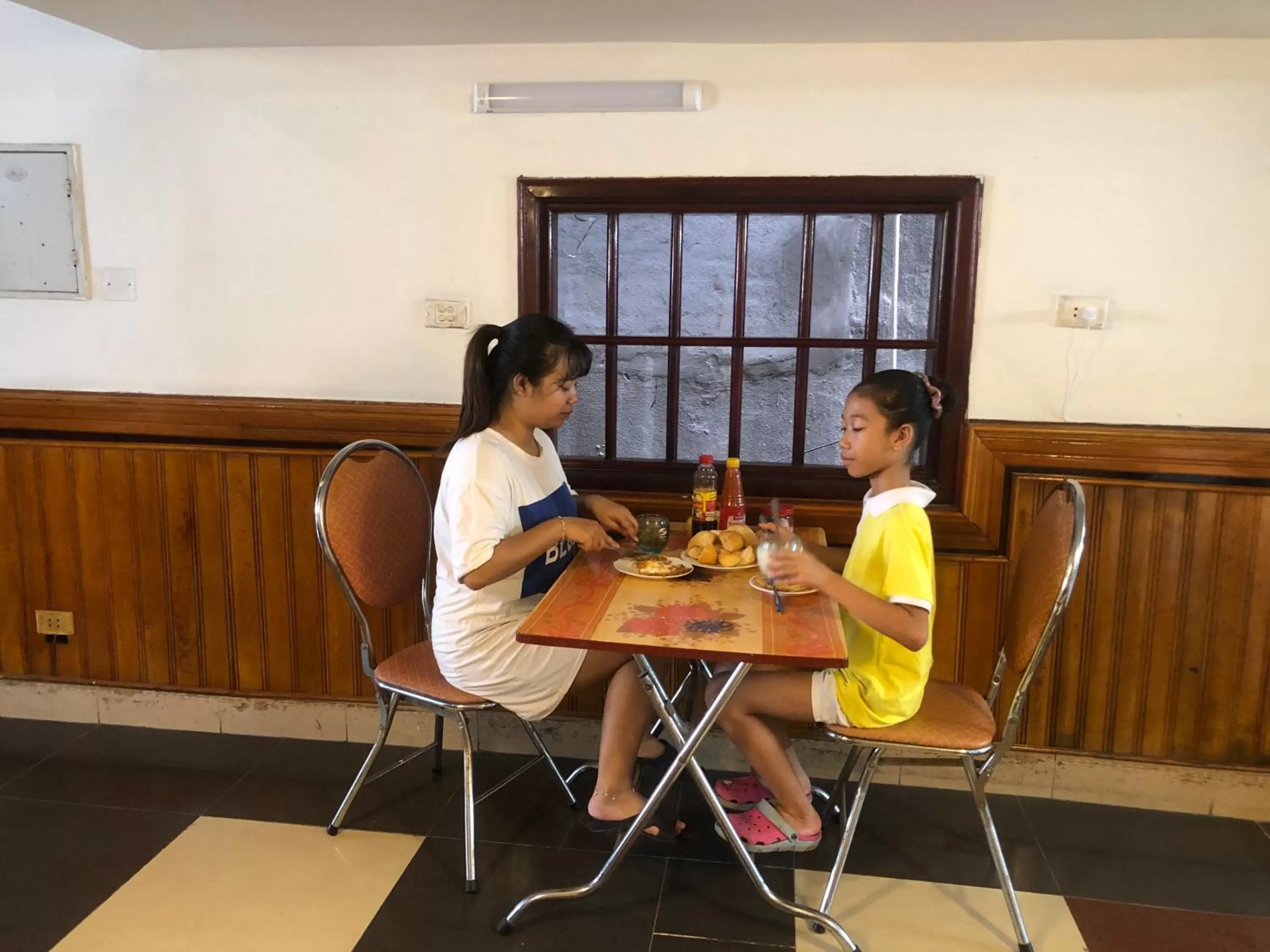 Restaurant/places to eat in Viet Nhat Halong Hotel - Bai Chay