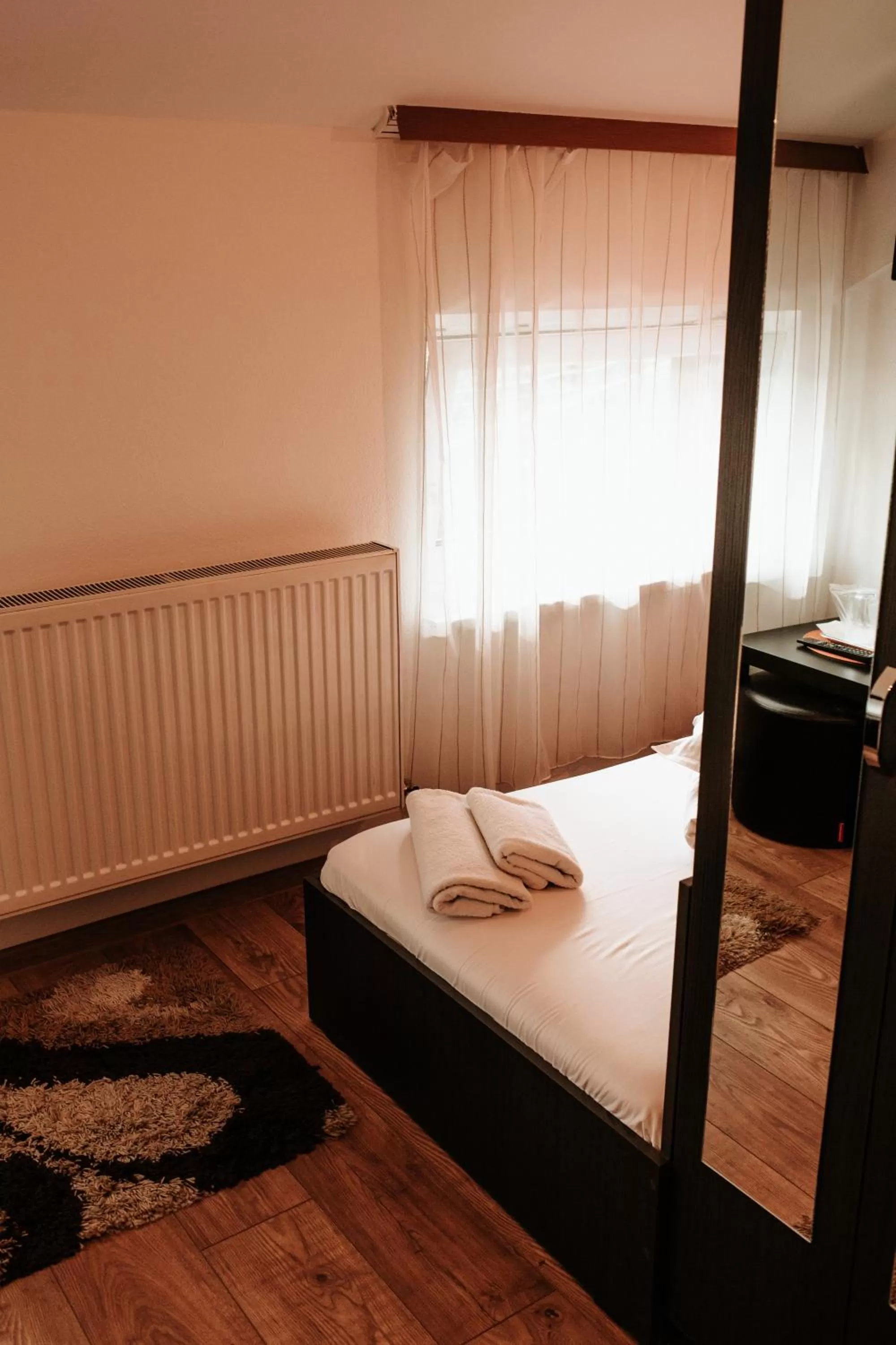 Bed in Pensiunea Pictorilor