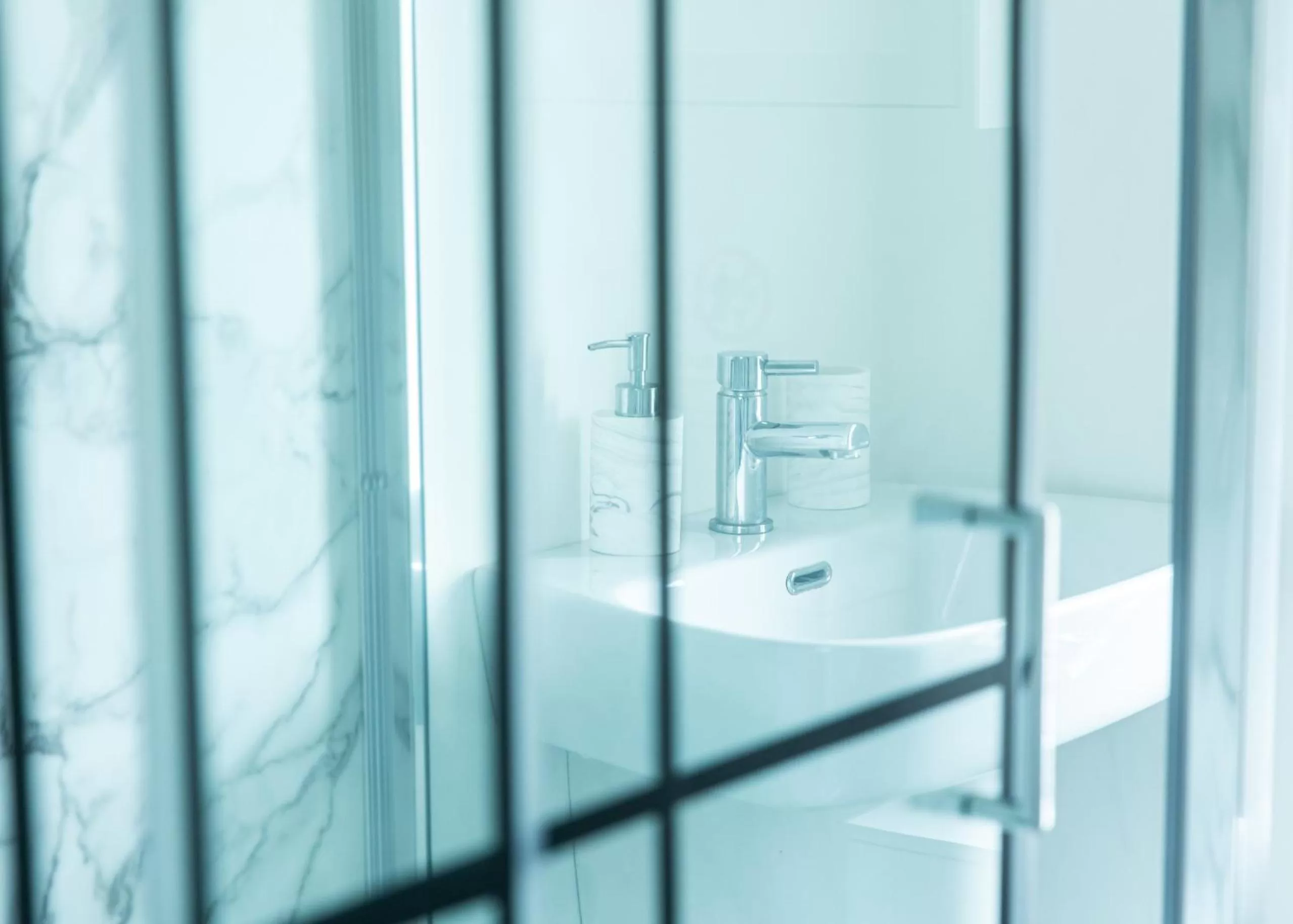 Bathroom in Entire family home , large rear garden and free parking