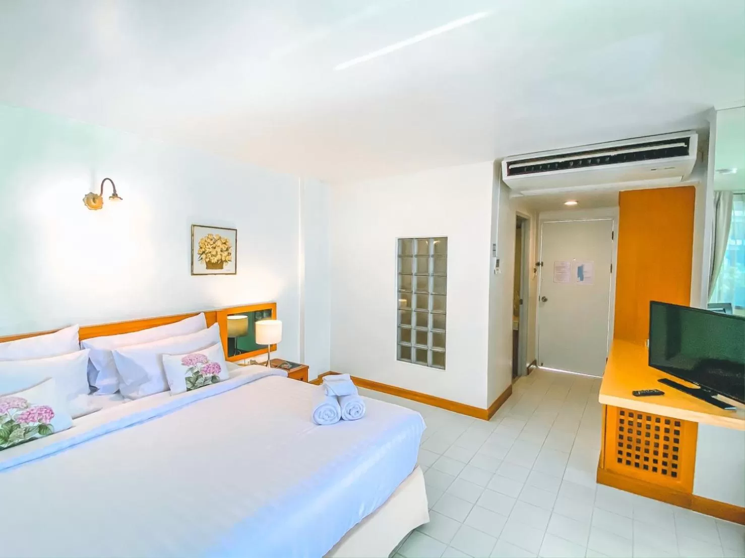 Bed in Nern Chalet Beachfront Hotel