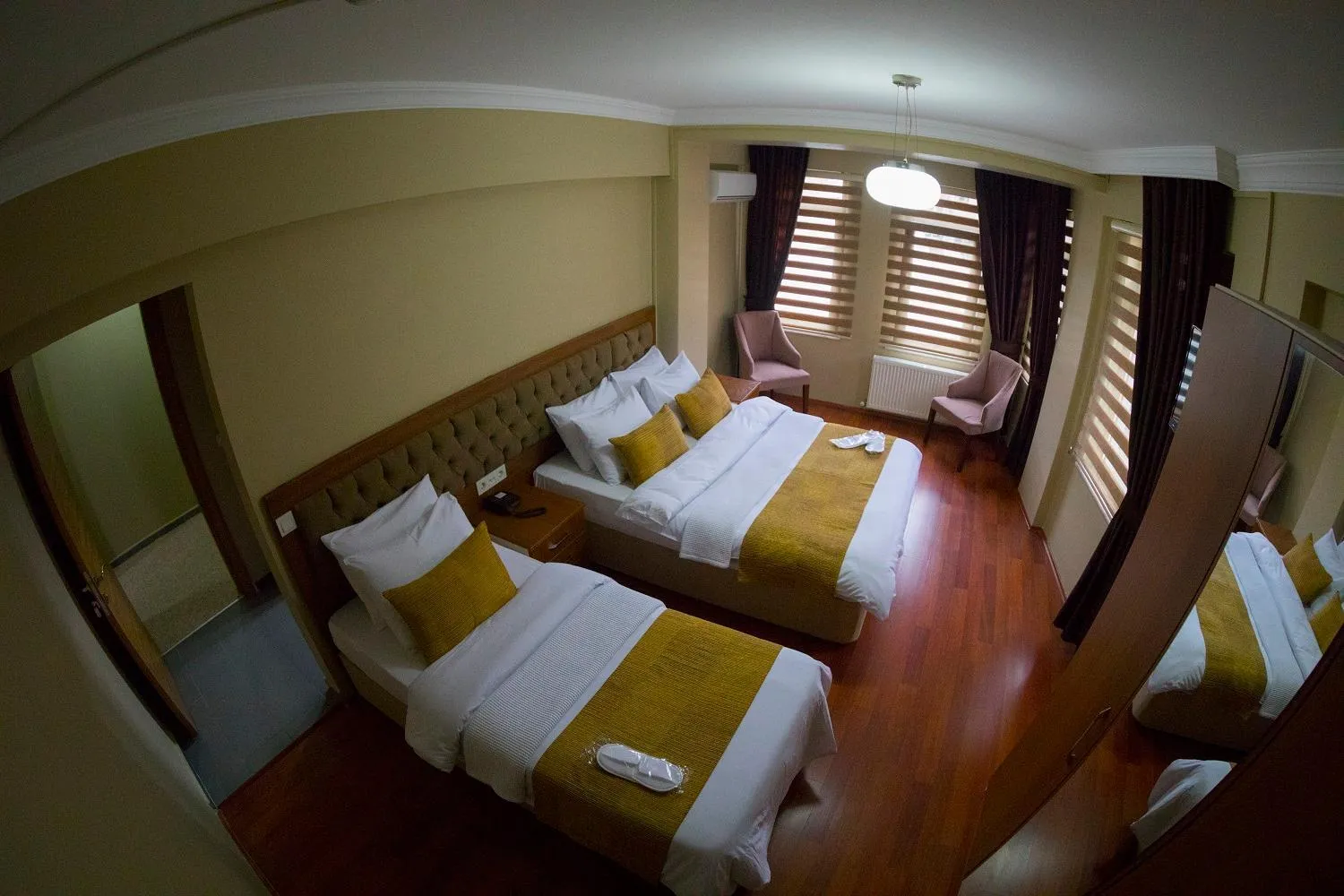 Photo of the whole room, Bed in Ramparts Hotel