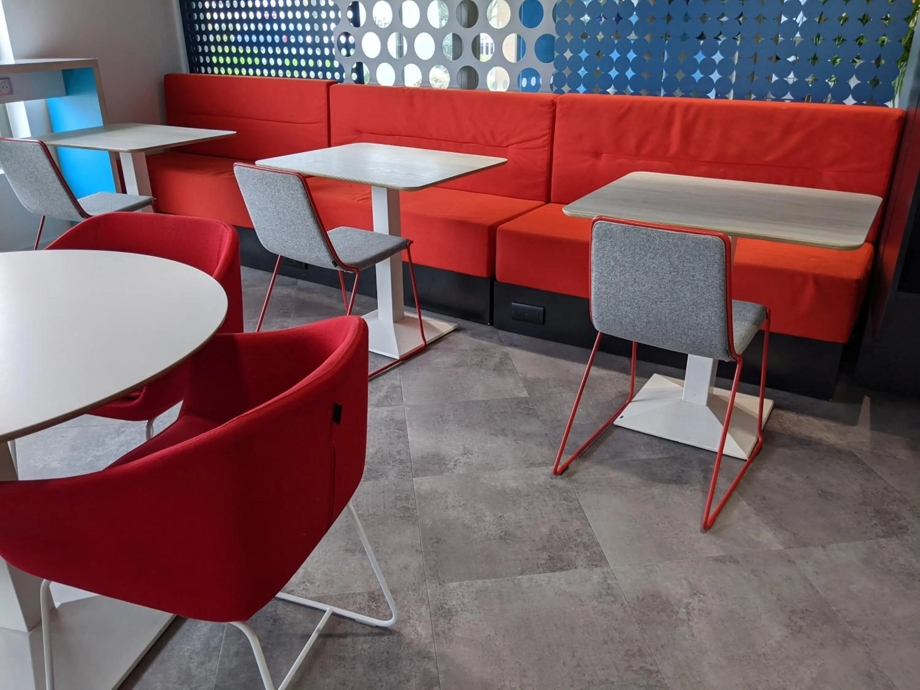 Restaurant/places to eat in Holiday Inn Express Paris - Velizy by IHG