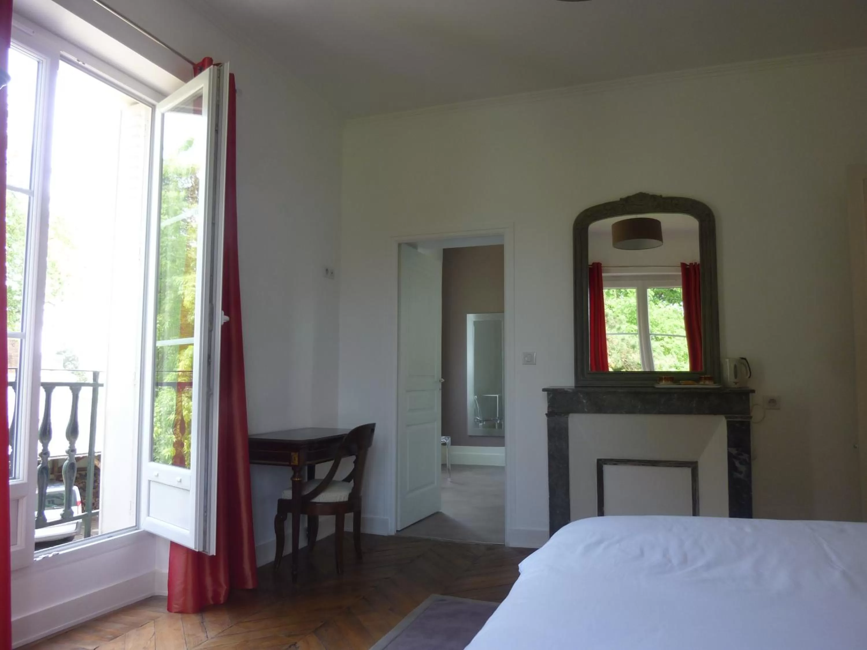 Photo of the whole room, Bed in Cèdre et Charme