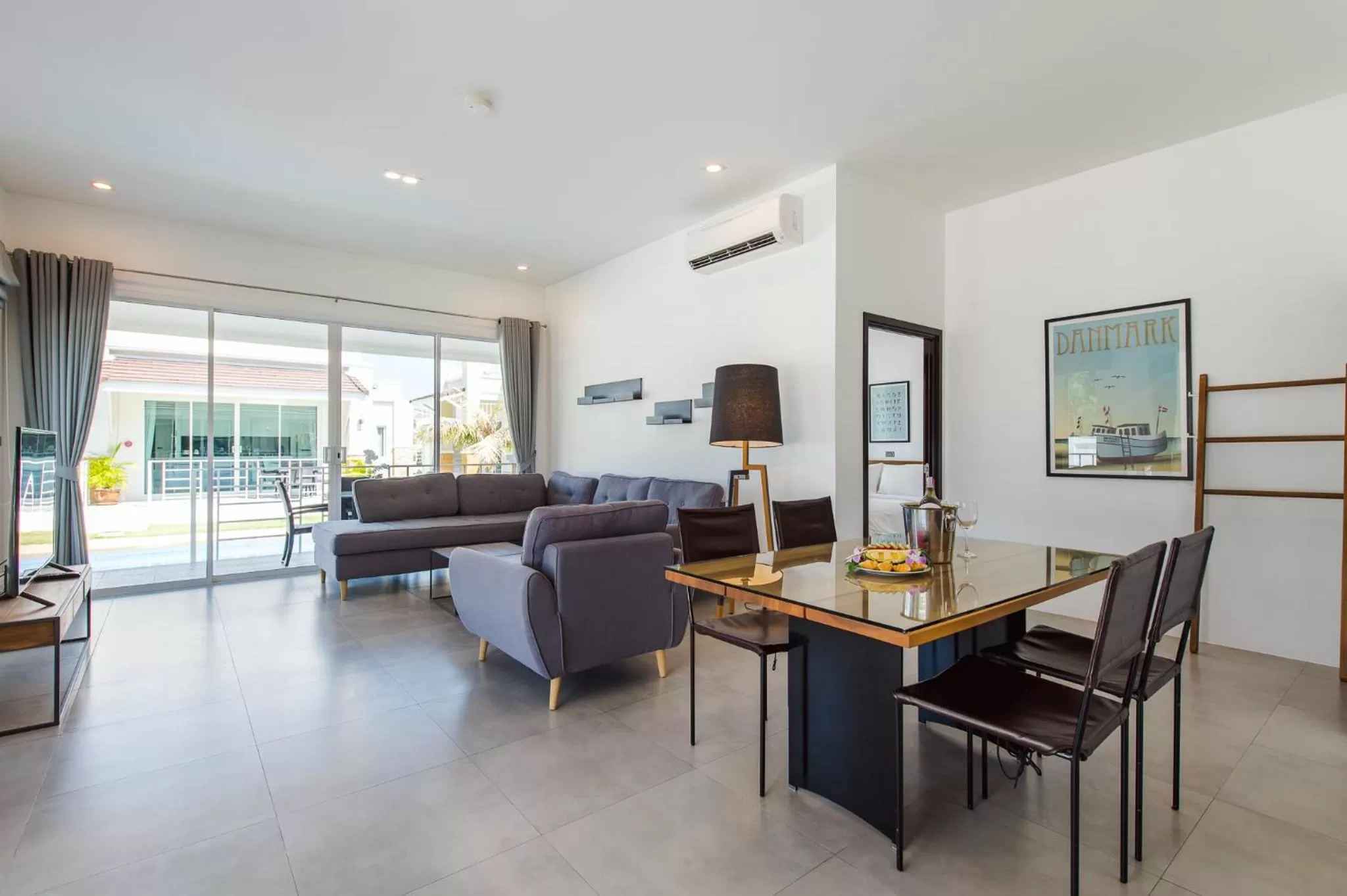 Living room in Oriental Beach Pearl Resort