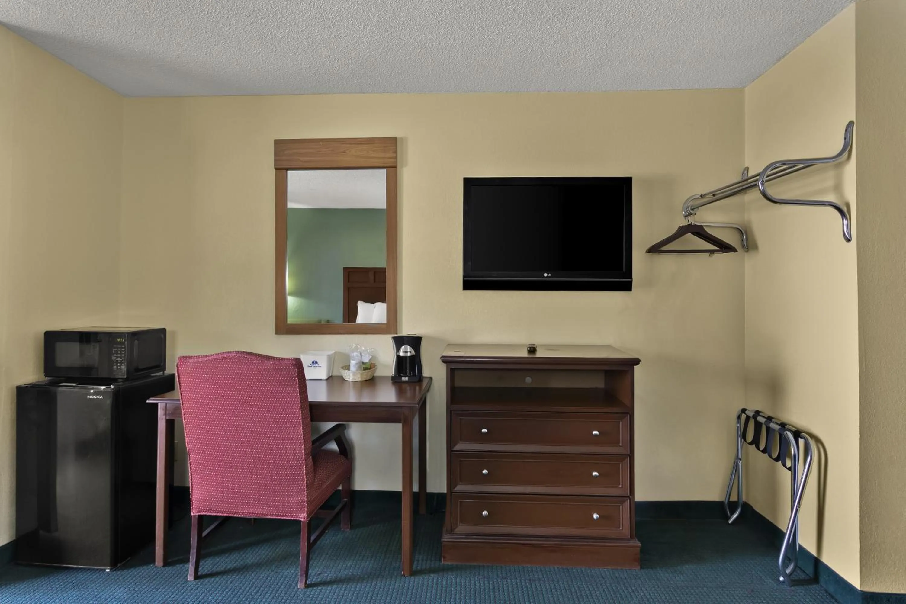 TV and multimedia in Americas Best Value Inn Edenton