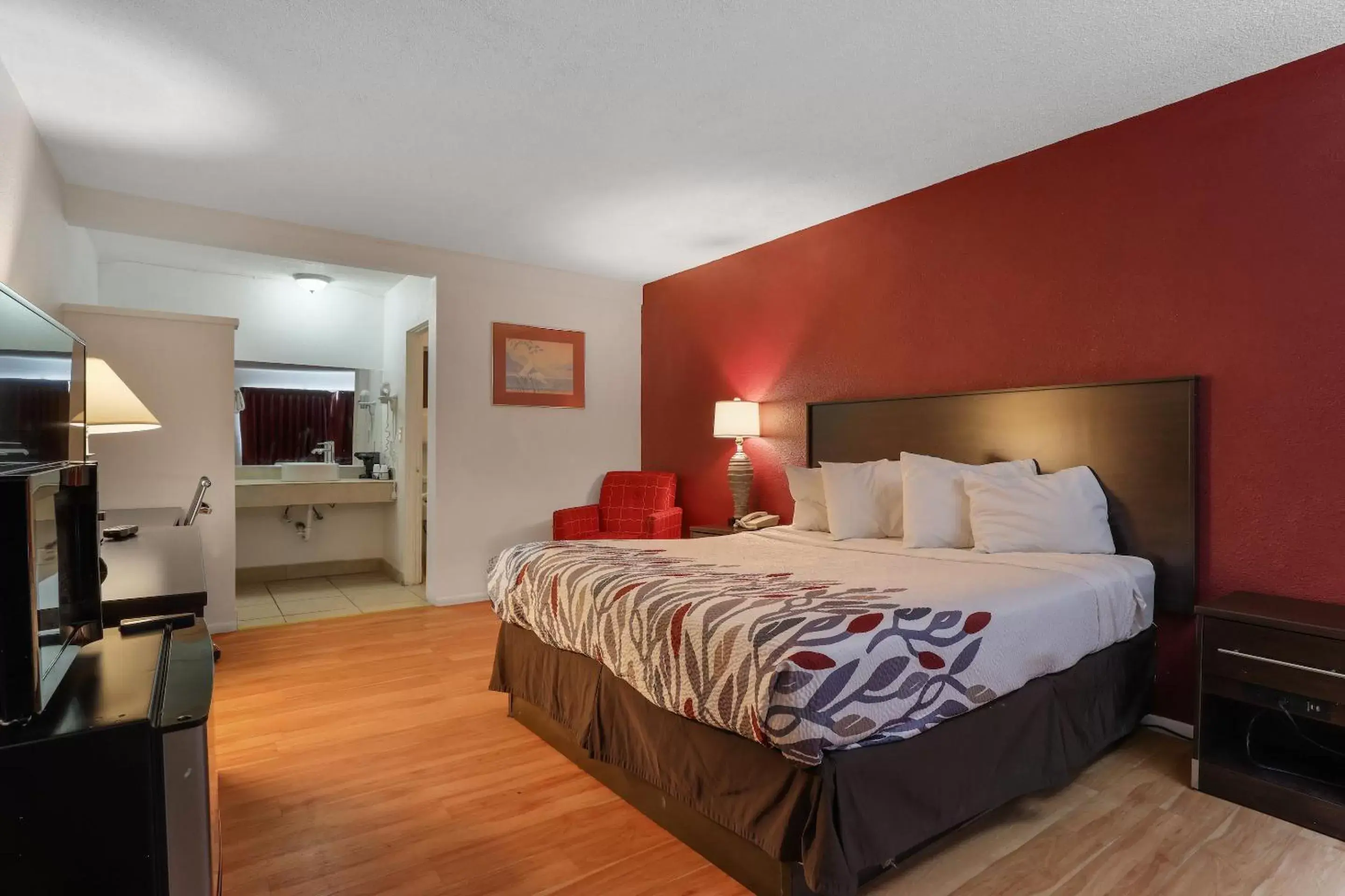 Suite with King Bed and Two Queen Beds Non-Smoking in Red Roof Inn Needles Suite with King Bed and Two Queen Beds Non-Smoking in Red Roof Inn Needles