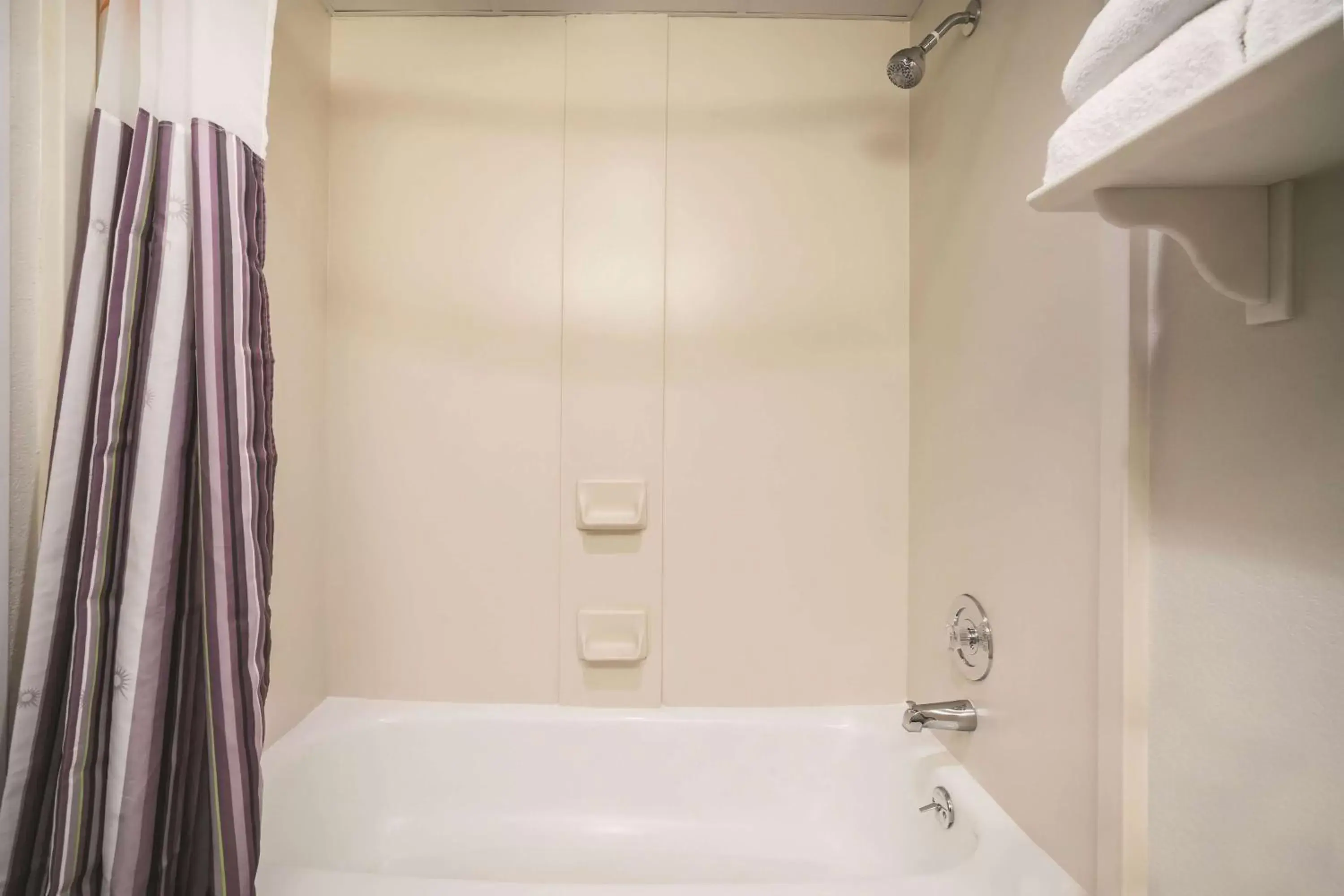 King Room with Bath Tub - Mobility/Hearing Accessible - Non-Smoking in La Quinta by Wyndham DFW Airport South / Irving King Room with Bath Tub - Mobility/Hearing Accessible - Non-Smoking in La Quinta by Wyndham DFW Airport South / Irving