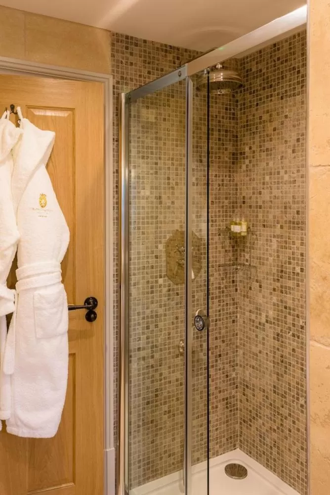 Shower in Crossbasket Castle, Hotel & Restaurant